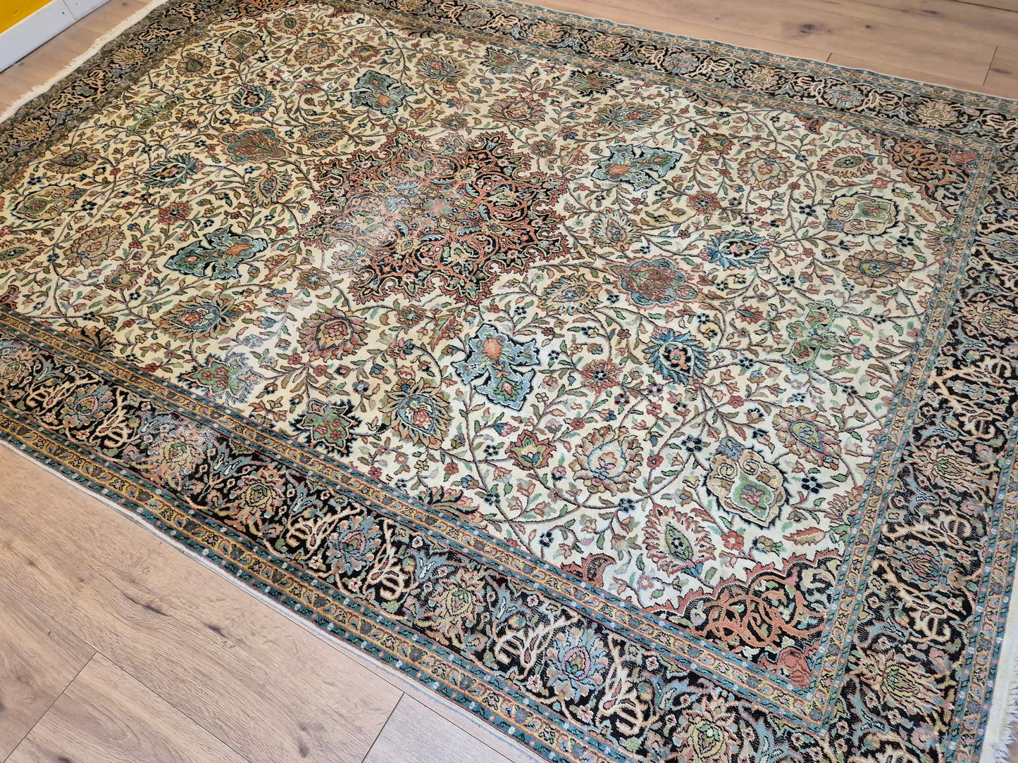 Kashmir Seidenteppich – filigranes Floralmuster auf hellem Fond