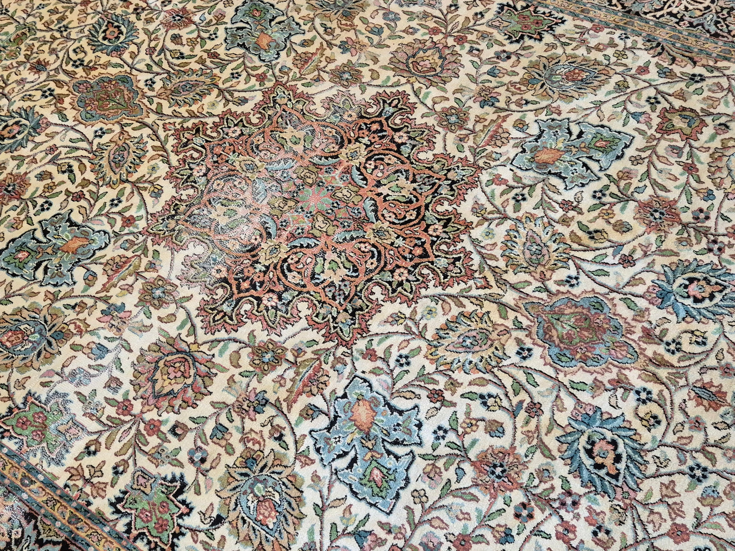 Kashmir Seidenteppich – filigranes Floralmuster auf hellem Fond