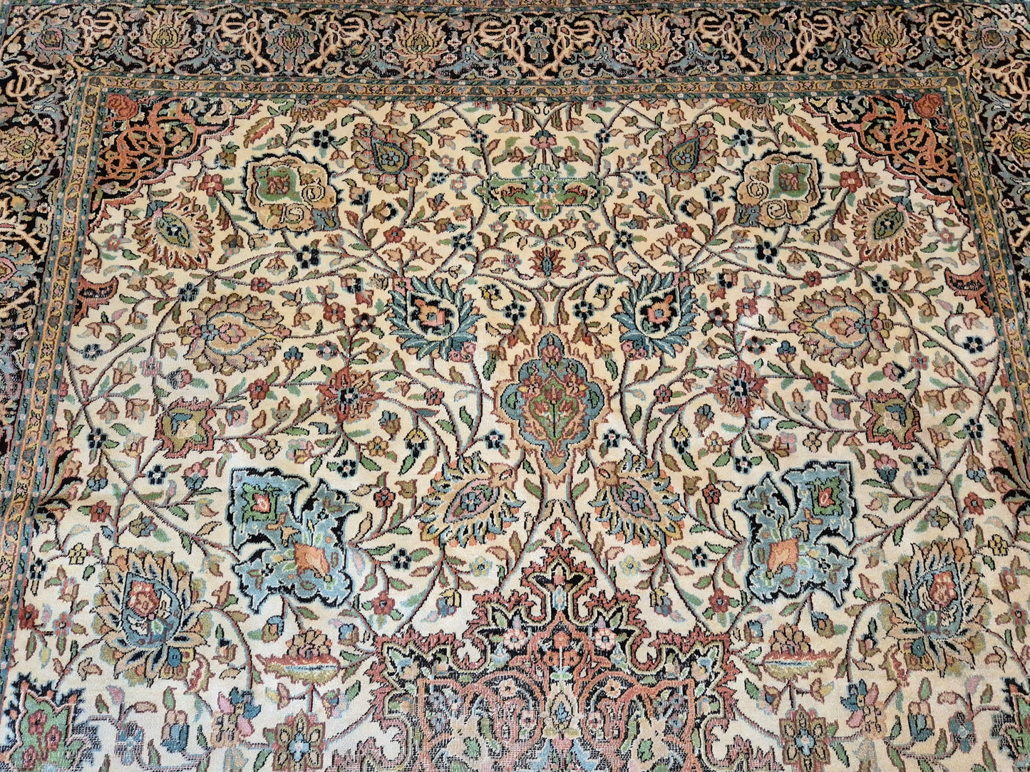 Kashmir Seidenteppich – filigranes Floralmuster auf hellem Fond