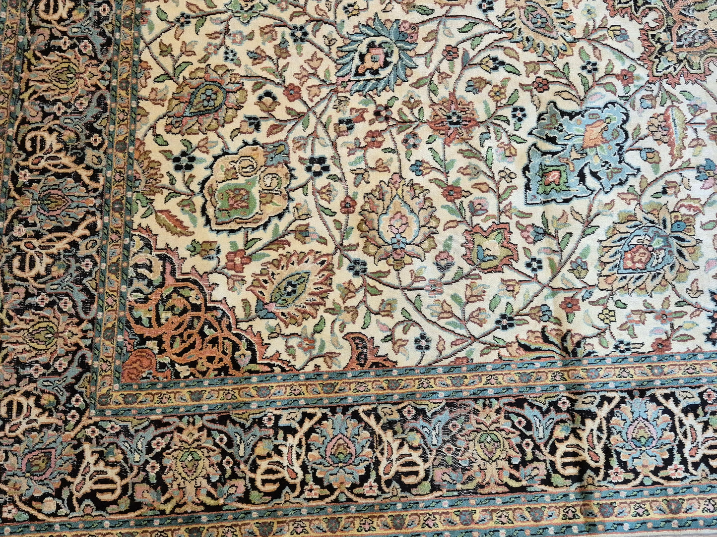 Kashmir Seidenteppich – filigranes Floralmuster auf hellem Fond