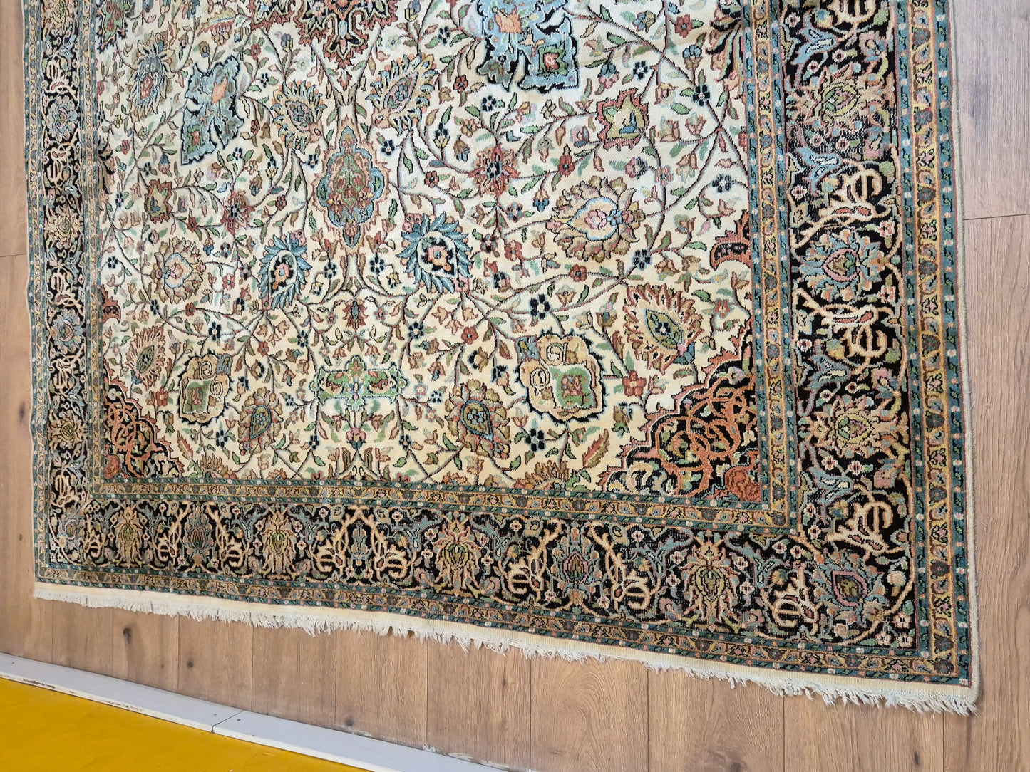 Kashmir Seidenteppich – filigranes Floralmuster auf hellem Fond