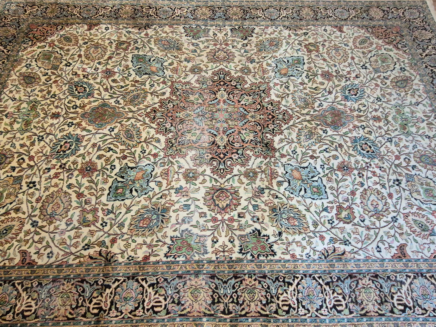 Kashmir Seidenteppich – filigranes Floralmuster auf hellem Fond