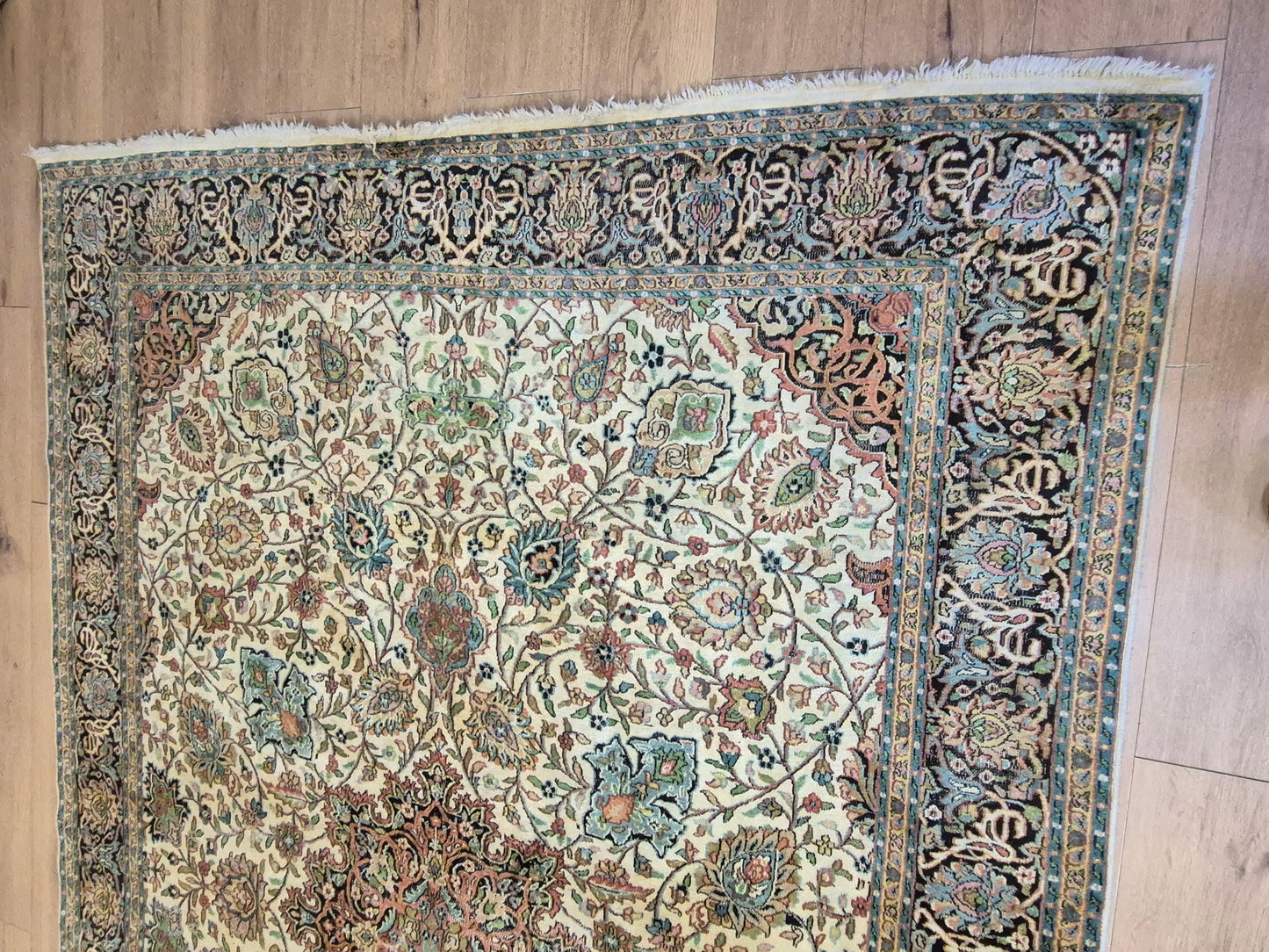 Kashmir Seidenteppich – filigranes Floralmuster auf hellem Fond