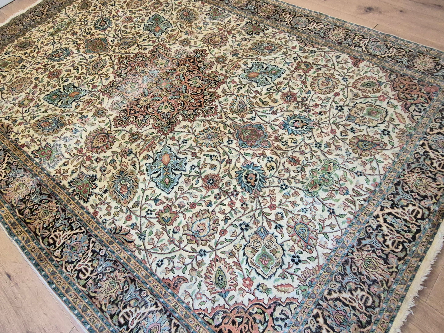 Kashmir Seidenteppich – filigranes Floralmuster auf hellem Fond