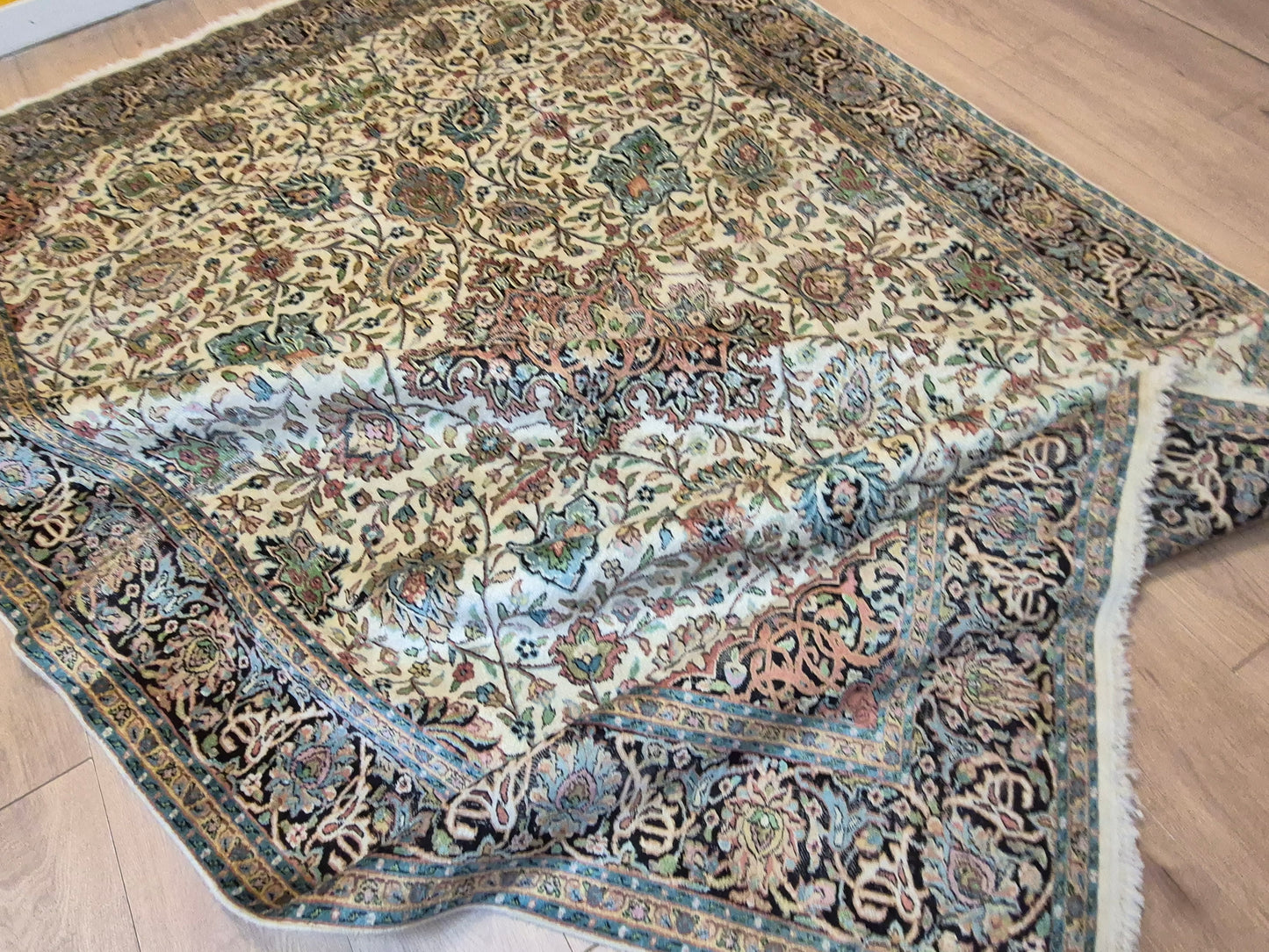 Kashmir Seidenteppich – filigranes Floralmuster auf hellem Fond