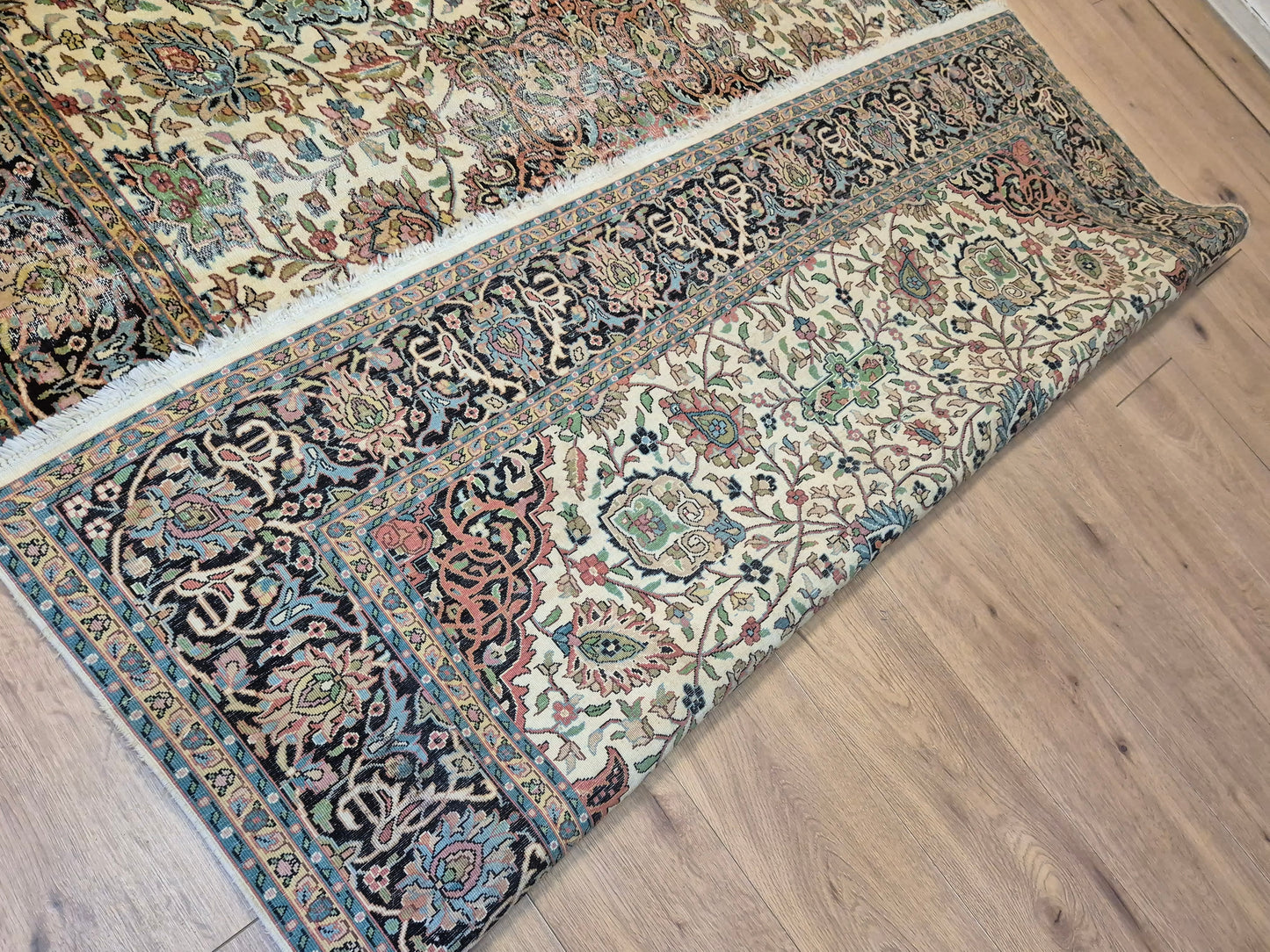 Kashmir Seidenteppich – filigranes Floralmuster auf hellem Fond