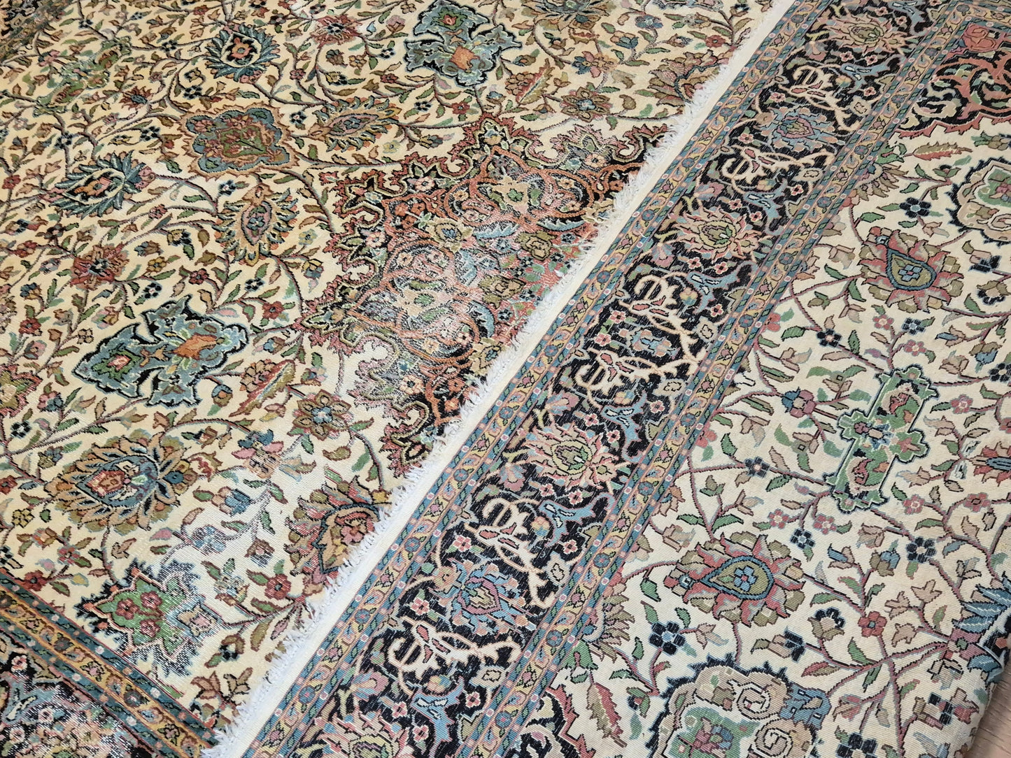 Kashmir Seidenteppich – filigranes Floralmuster auf hellem Fond