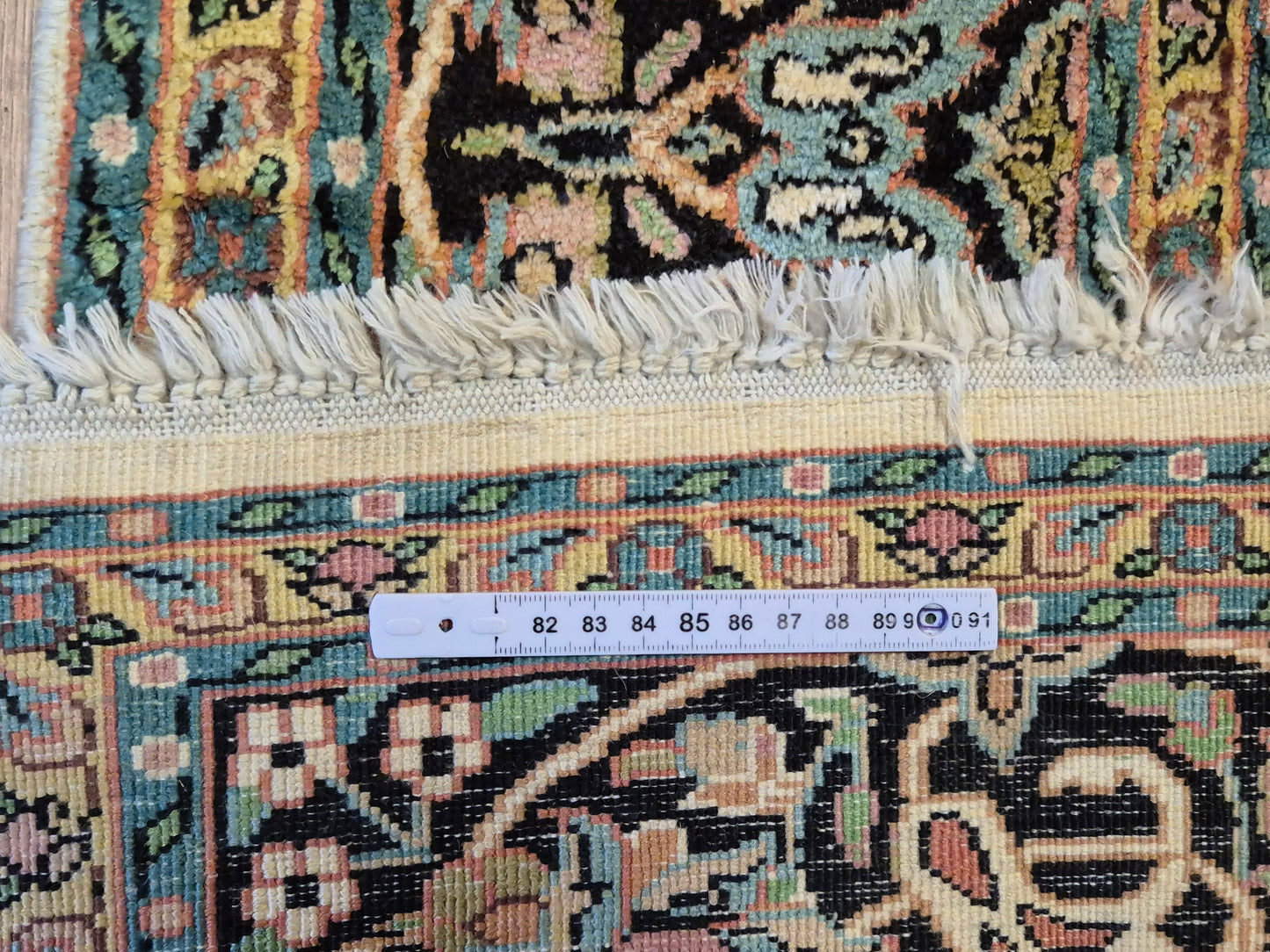 Kashmir Seidenteppich – filigranes Floralmuster auf hellem Fond