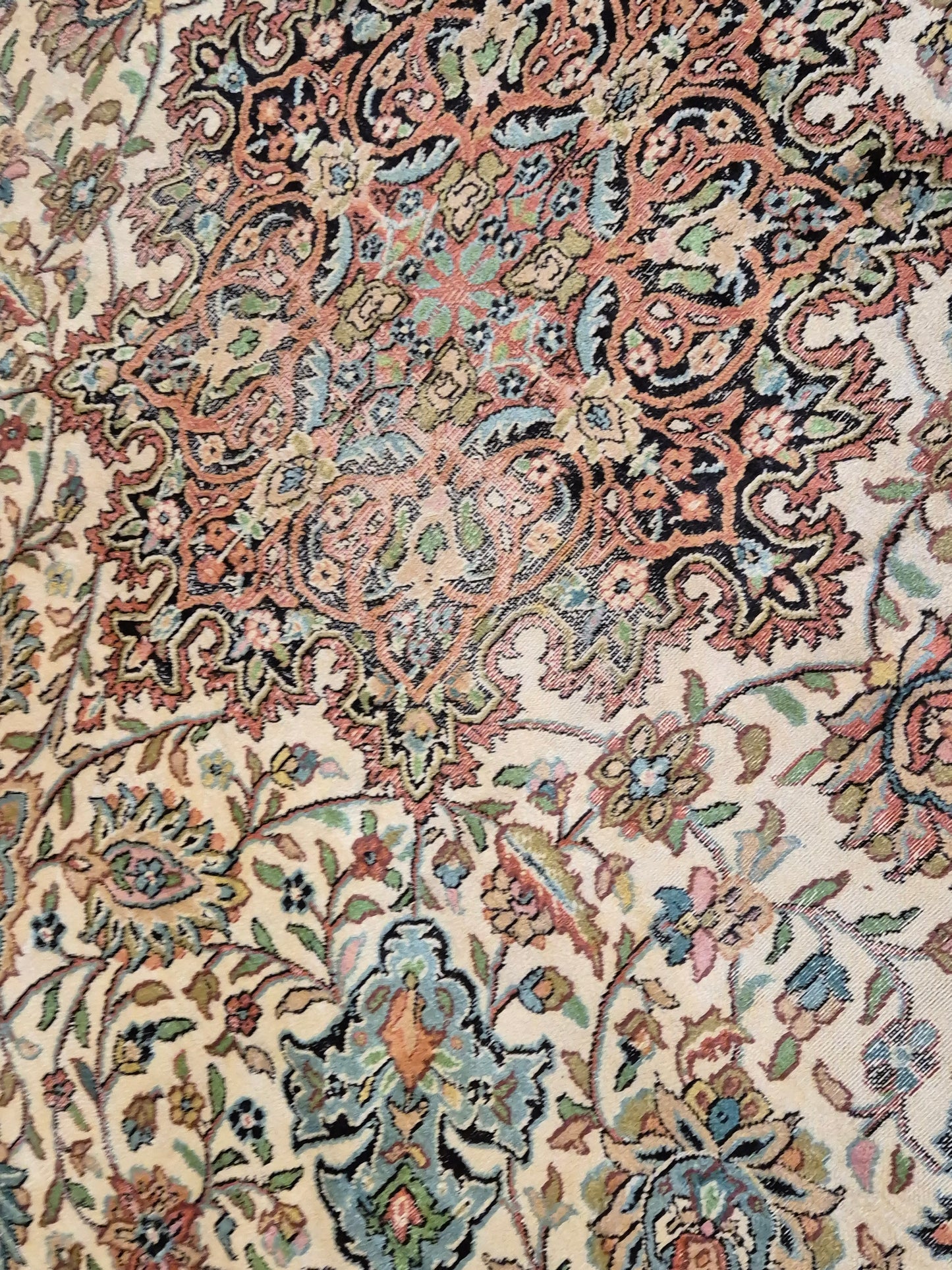 Kashmir Seidenteppich – filigranes Floralmuster auf hellem Fond