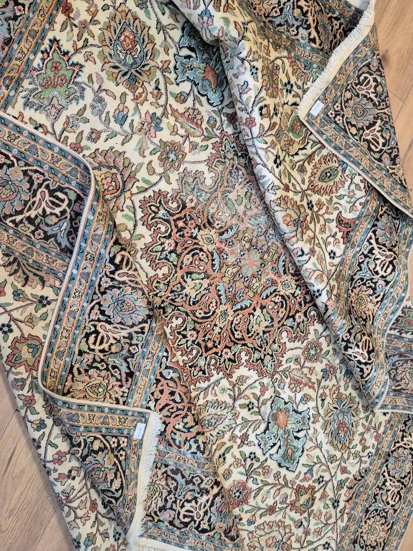 Kashmir Seidenteppich – filigranes Floralmuster auf hellem Fond