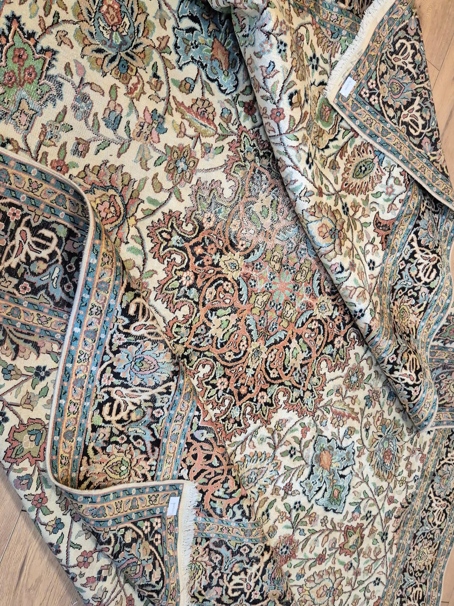 Kashmir Seidenteppich – filigranes Floralmuster auf hellem Fond