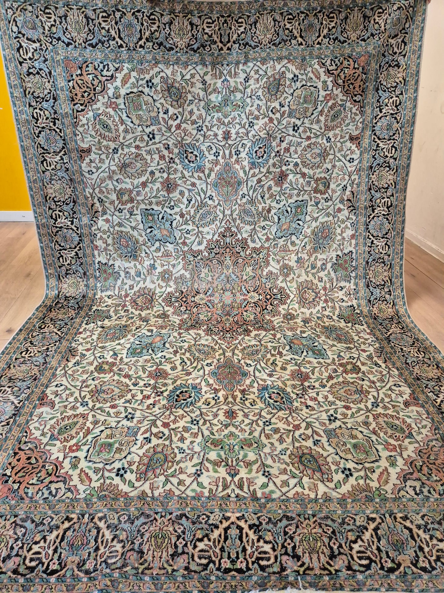 Kashmir Seidenteppich – filigranes Floralmuster auf hellem Fond