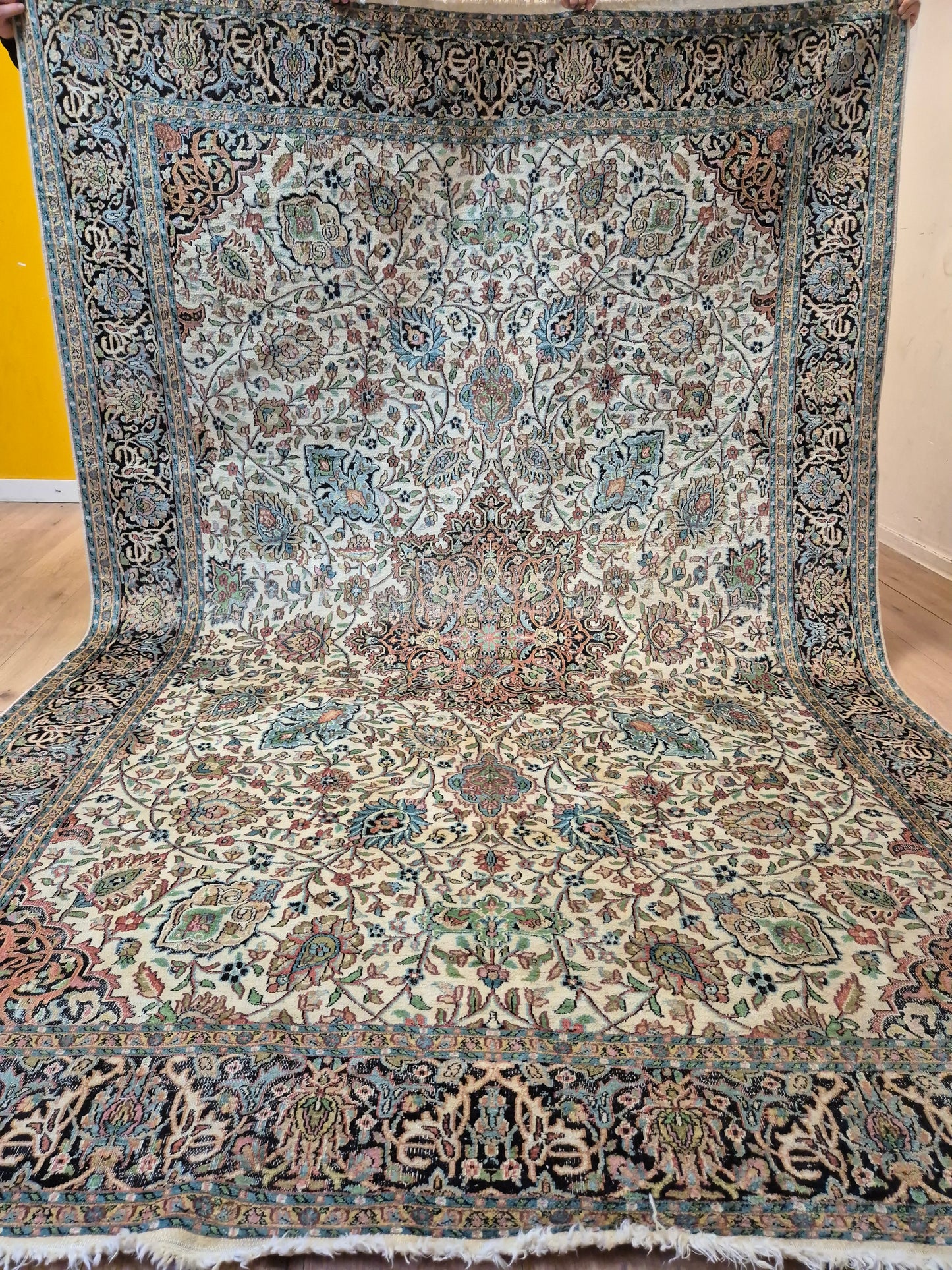 Kashmir Seidenteppich – filigranes Floralmuster auf hellem Fond