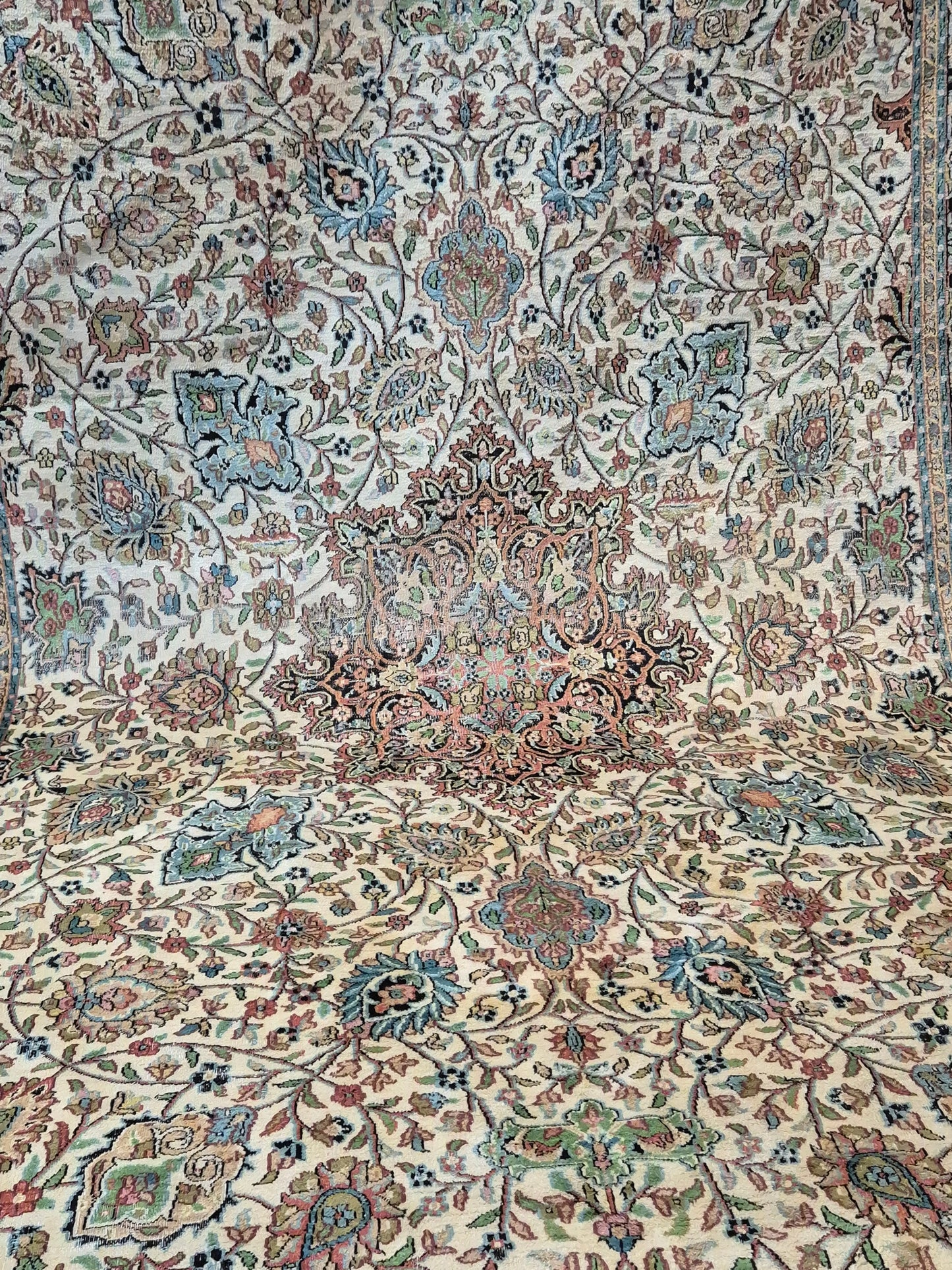 Kashmir Seidenteppich – filigranes Floralmuster auf hellem Fond