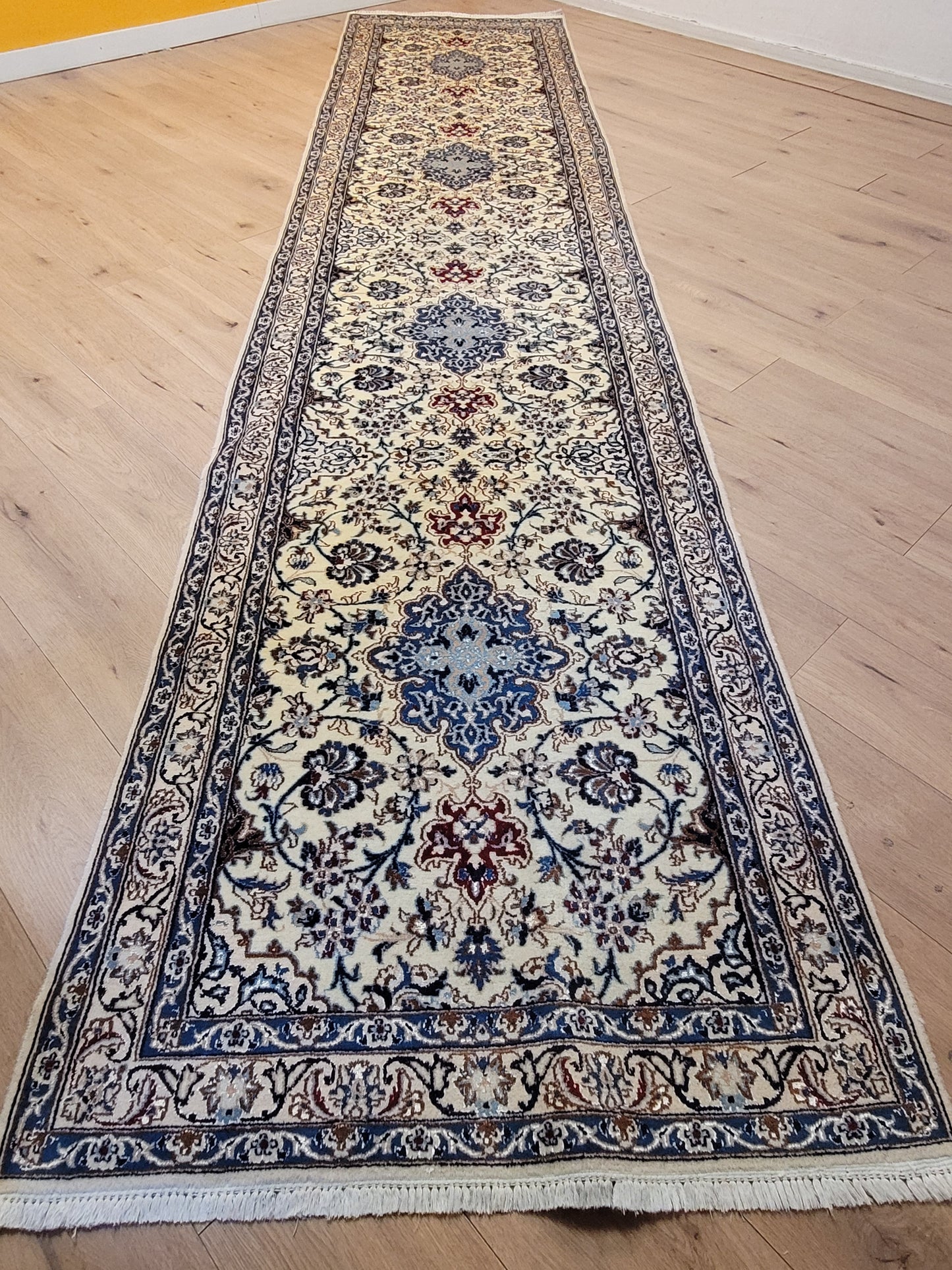 Nain Perserteppich Läufer – Korkwolle mit Seide, florales Design Orientteppich