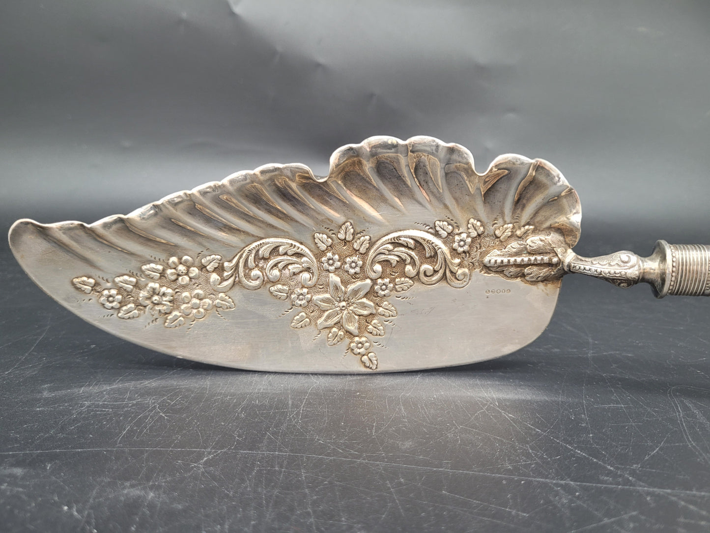 Antiker 925er Sterling Silber Tortenheber mit Blumenrelief aus England