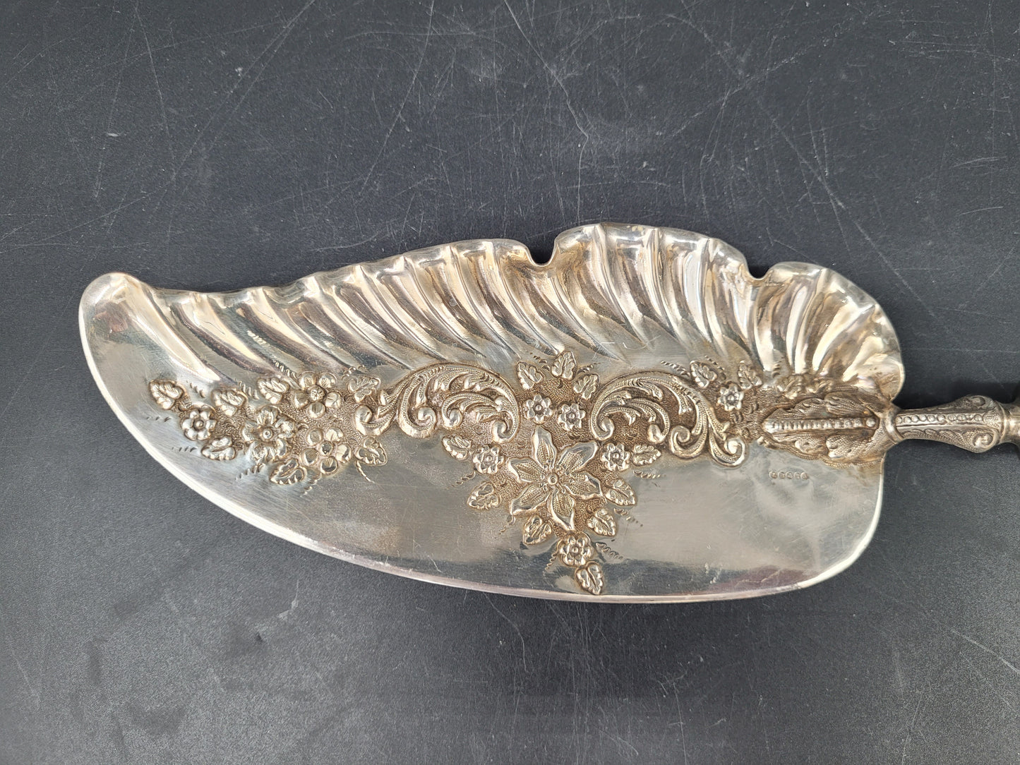 Antiker 925er Sterling Silber Tortenheber mit Blumenrelief aus England