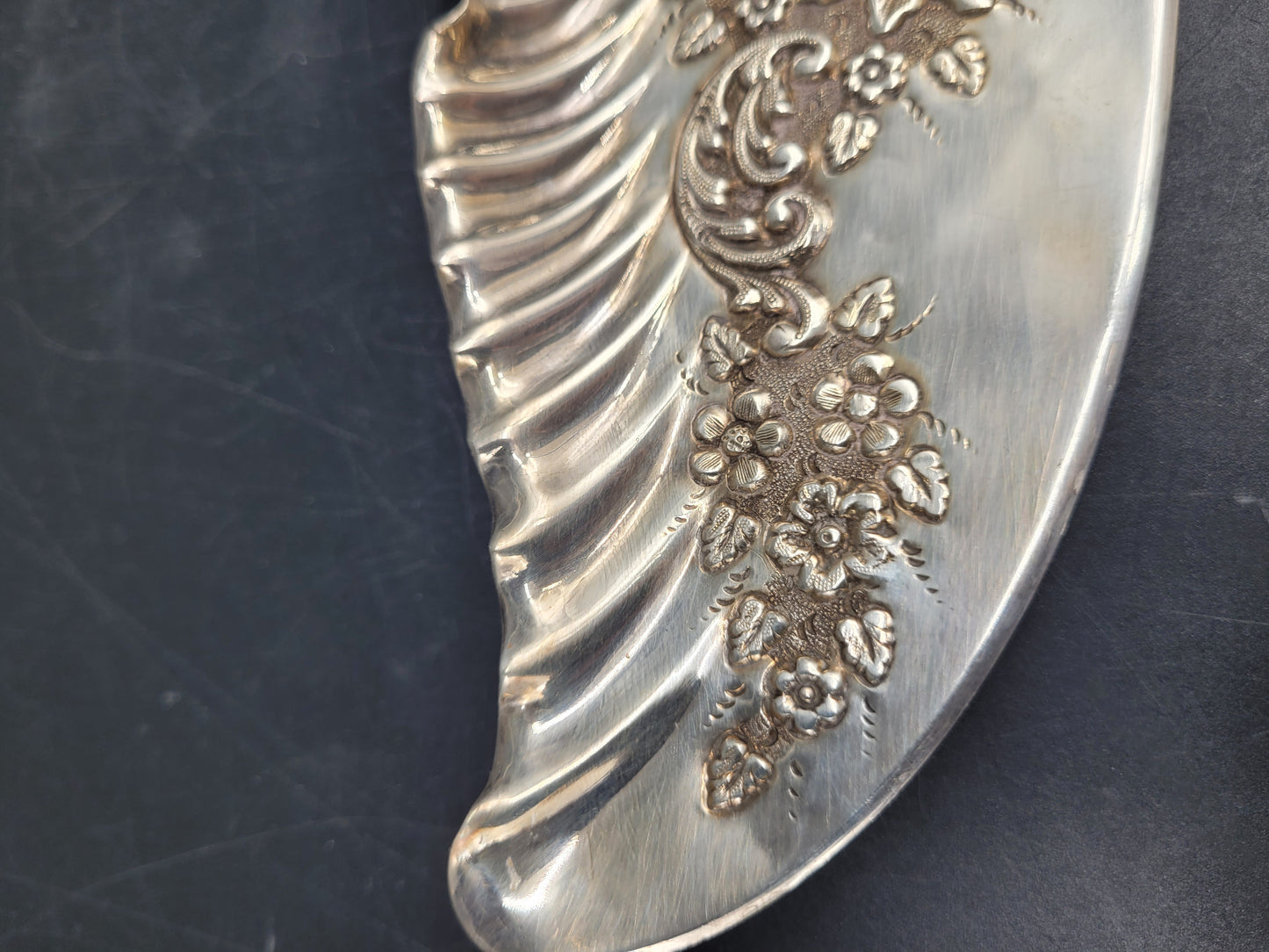 Antiker 925er Sterling Silber Tortenheber mit Blumenrelief aus England