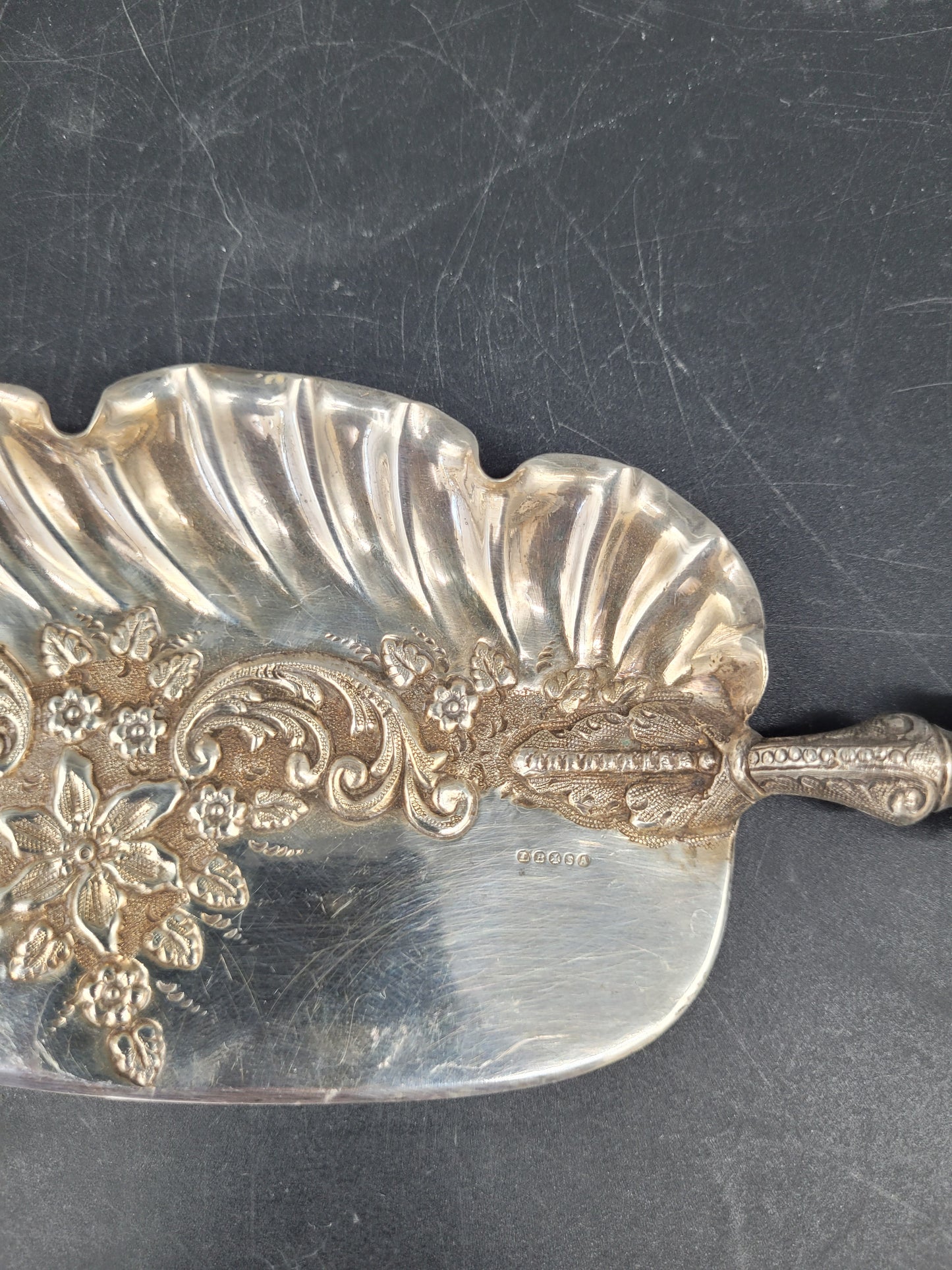 Antiker 925er Sterling Silber Tortenheber mit Blumenrelief aus England