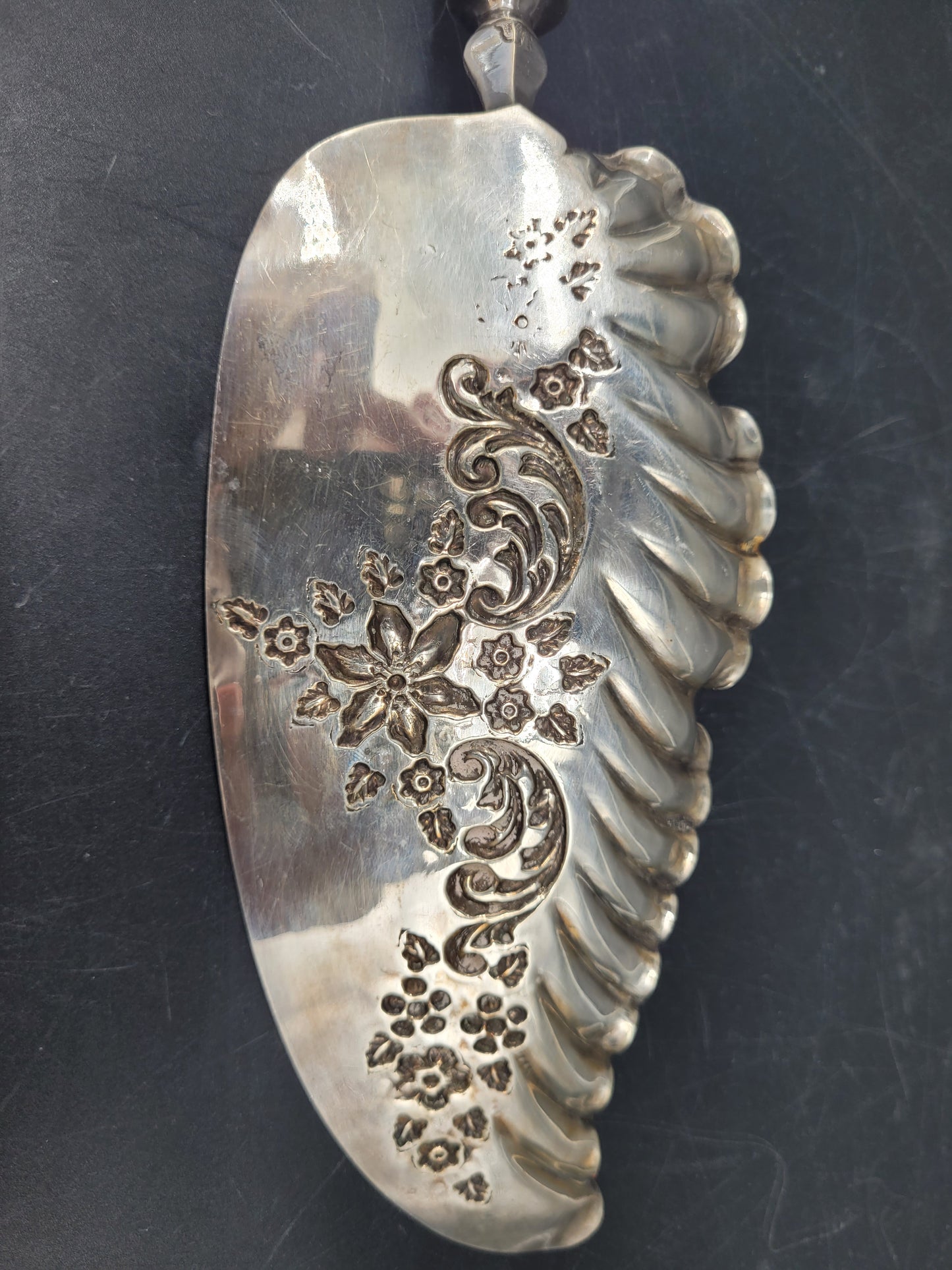 Antiker 925er Sterling Silber Tortenheber mit Blumenrelief aus England