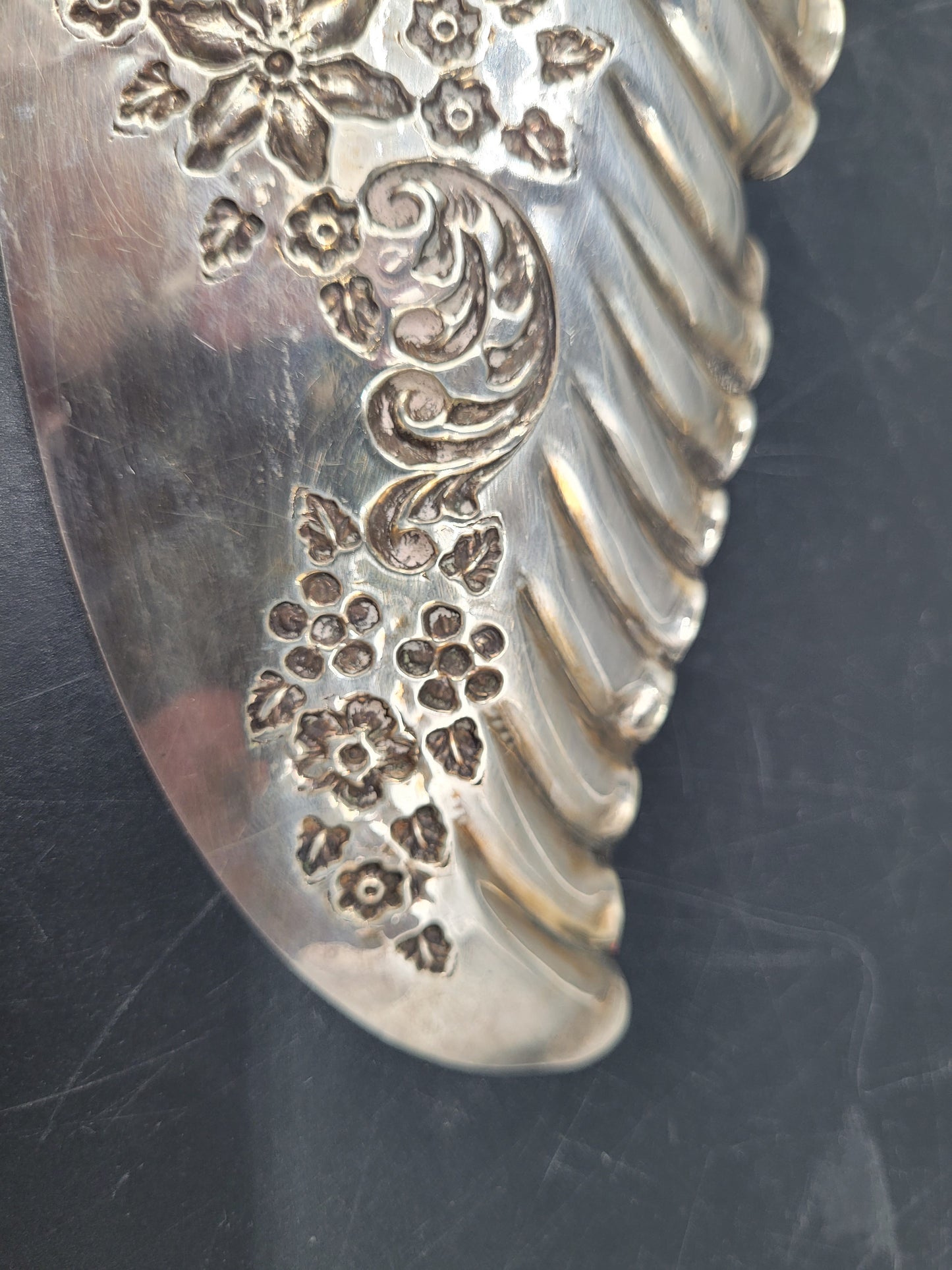 Antiker 925er Sterling Silber Tortenheber mit Blumenrelief aus England