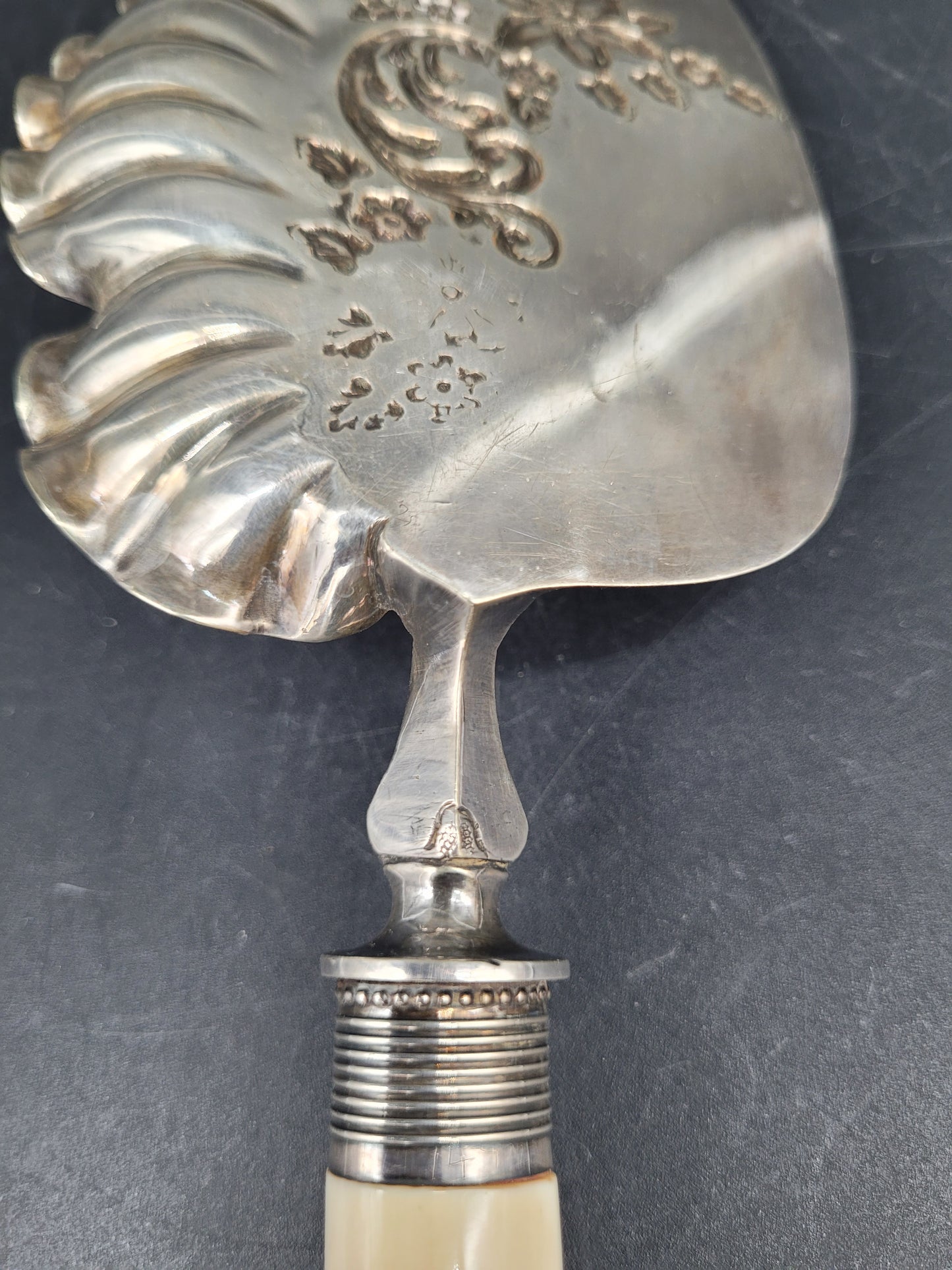 Antiker 925er Sterling Silber Tortenheber mit Blumenrelief aus England