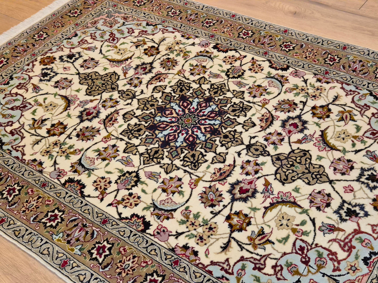 Täbriz Teppich Korkwolle und Seide florales Medaillon