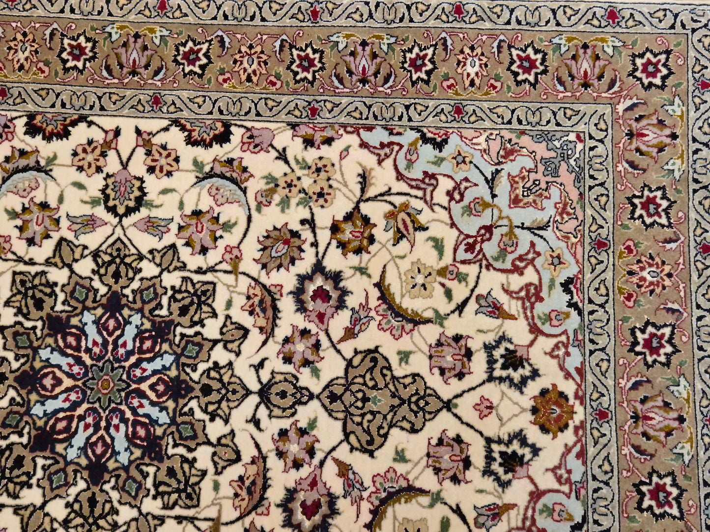 Täbriz Teppich Korkwolle und Seide florales Medaillon