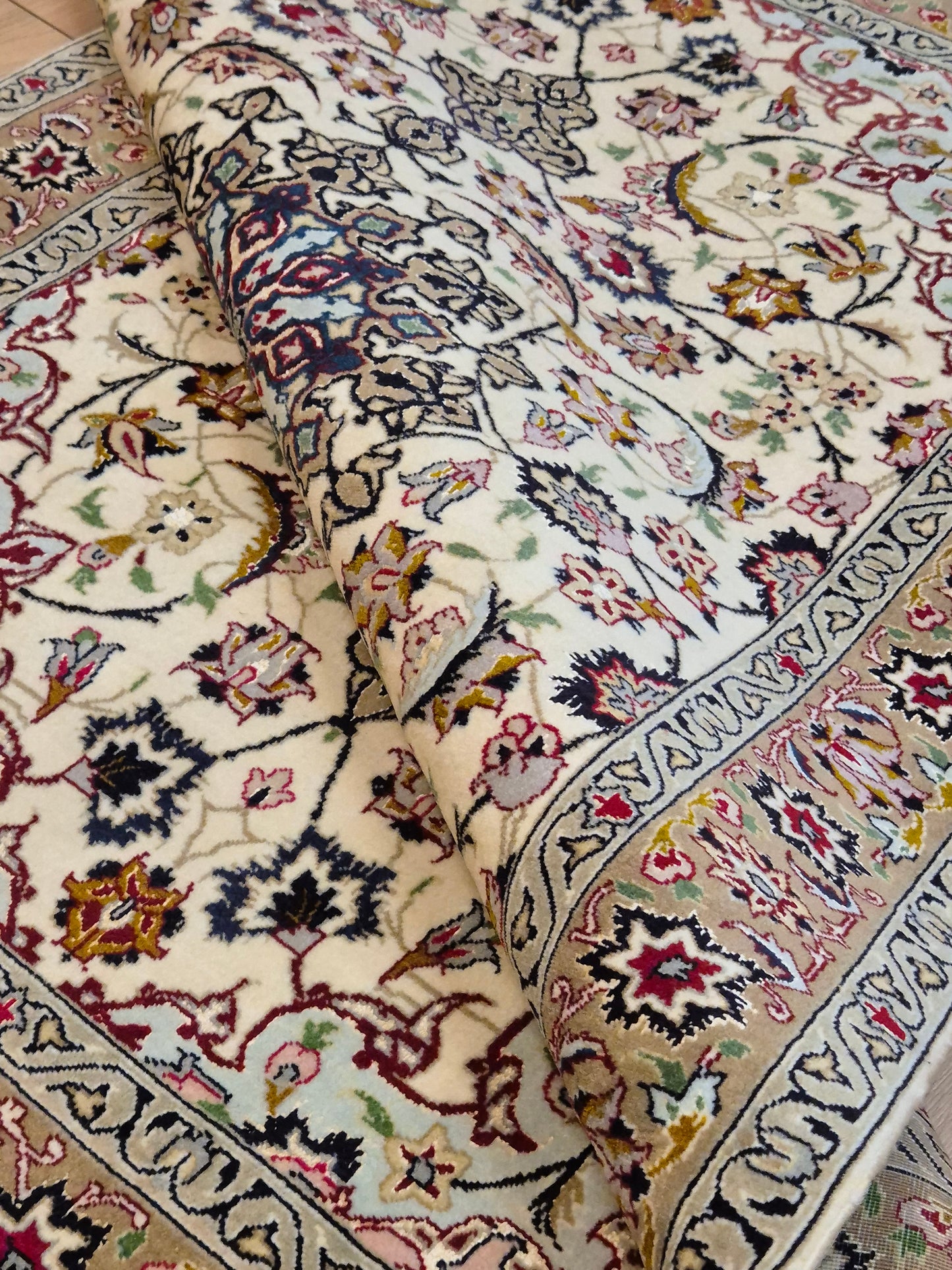 Täbriz Teppich Korkwolle und Seide florales Medaillon