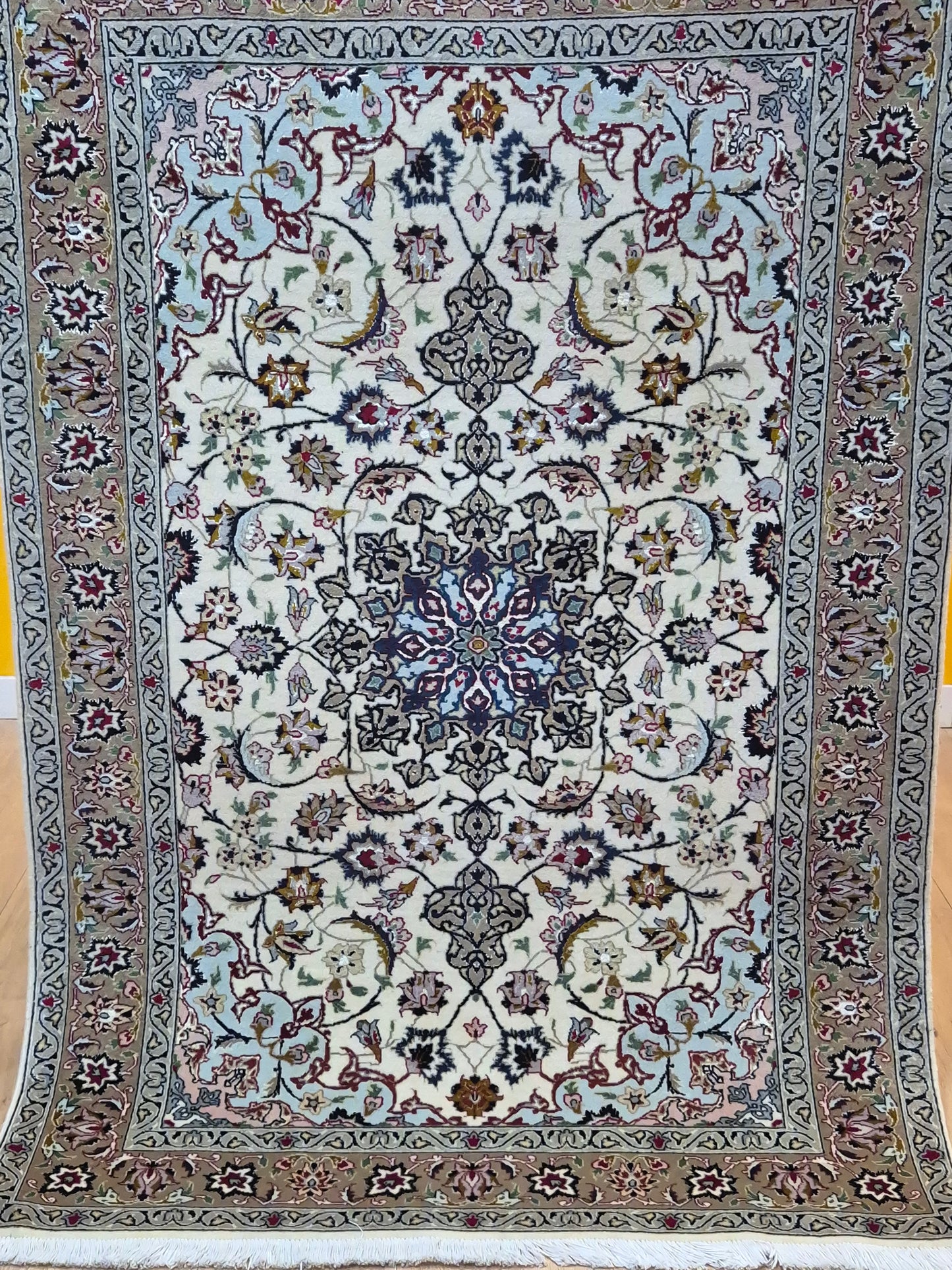 Täbriz Teppich Korkwolle und Seide florales Medaillon