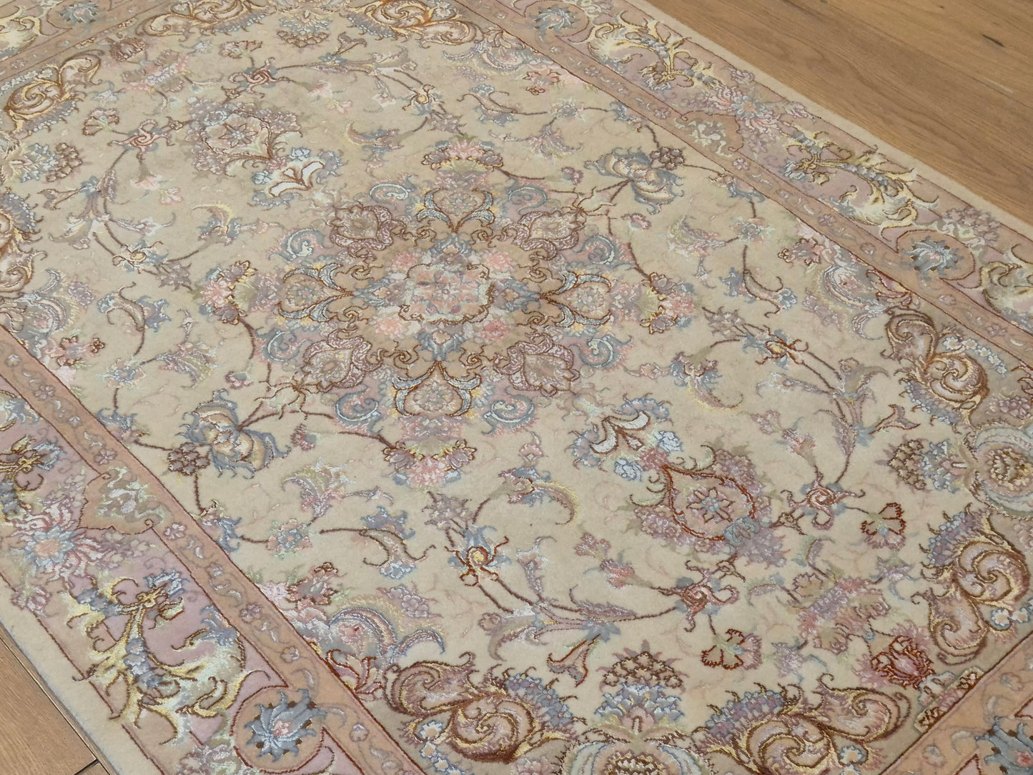 Täbriz Teppich Korkwolle Seide auf Seide feine Pastellfarben