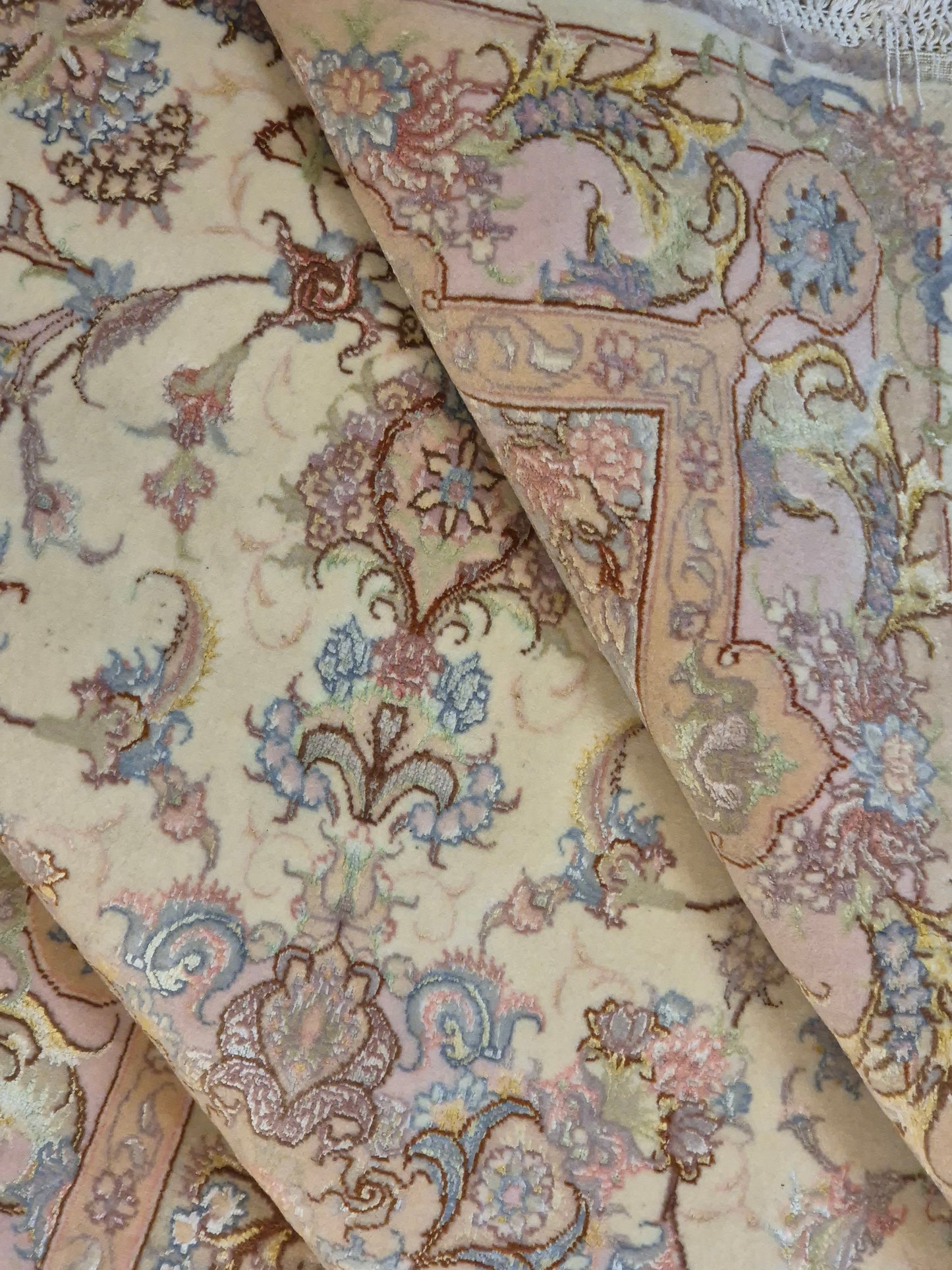 Täbriz Teppich Korkwolle Seide auf Seide feine Pastellfarben