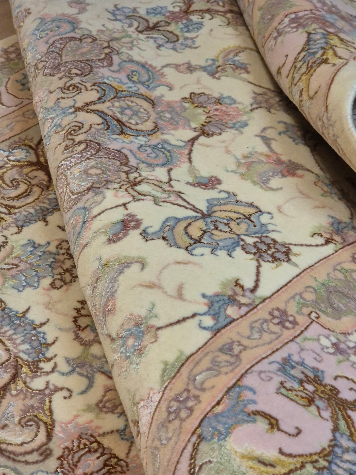 Täbriz Teppich Korkwolle Seide auf Seide feine Pastellfarben