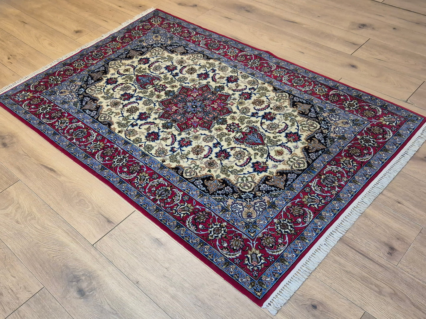 Isfahan Teppich Korkwolle Seide auf Seide Medaillon feine Knüpfung