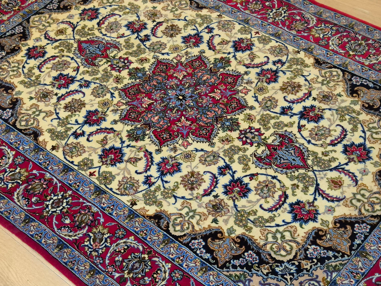 Isfahan Teppich Korkwolle Seide auf Seide Medaillon feine Knüpfung