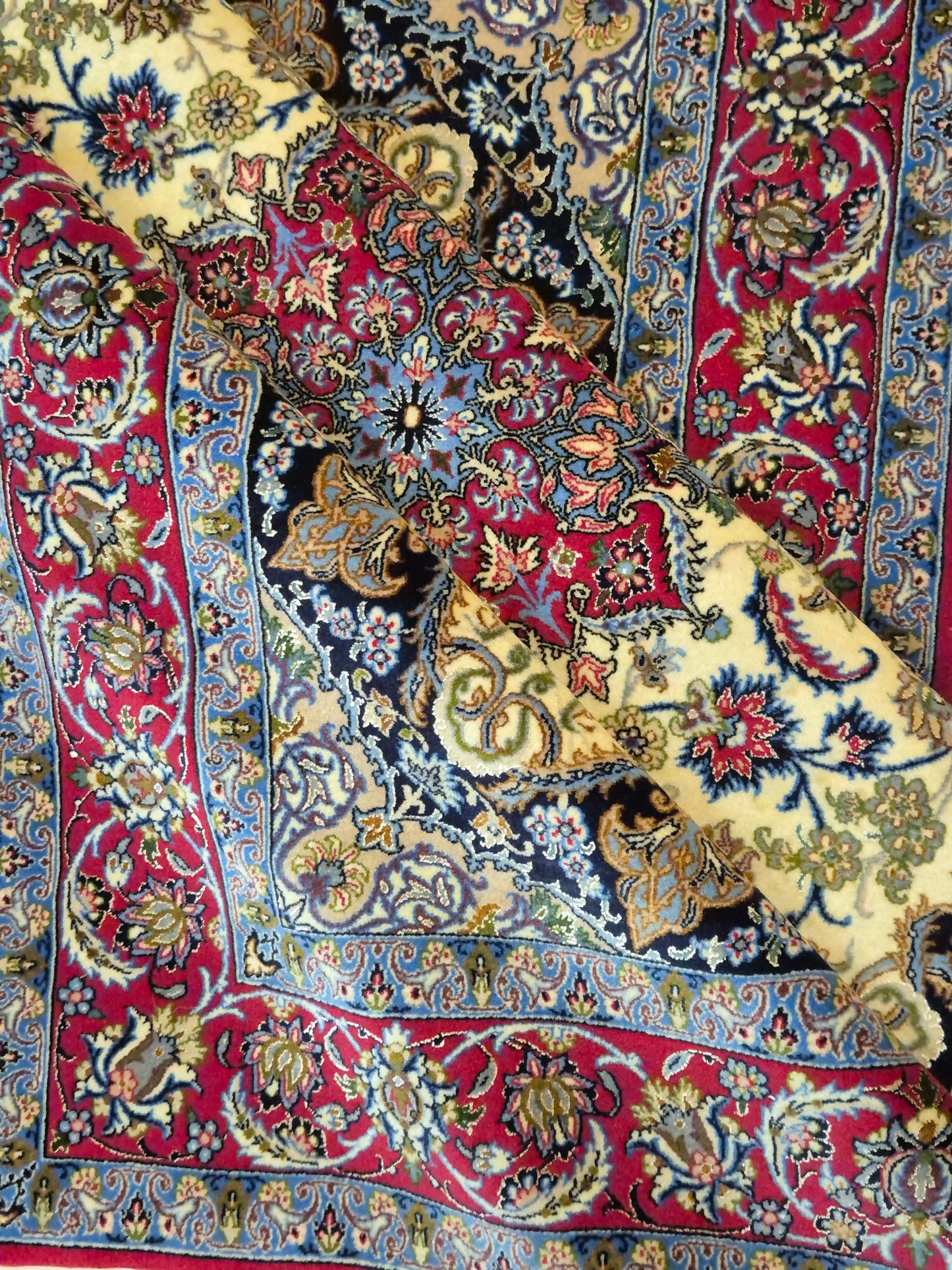 Isfahan Teppich Korkwolle Seide auf Seide Medaillon feine Knüpfung