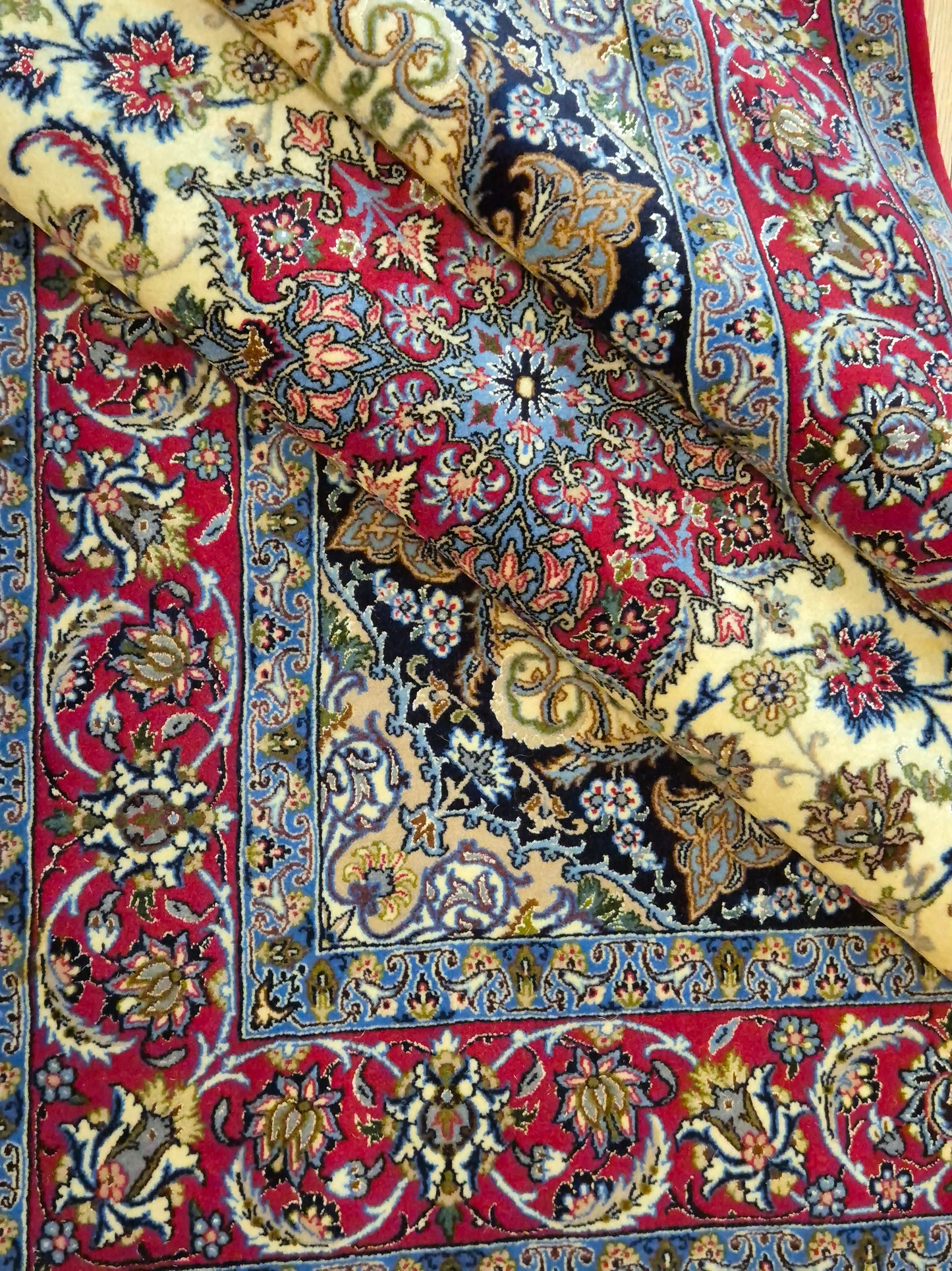 Isfahan Teppich Korkwolle Seide auf Seide Medaillon feine Knüpfung