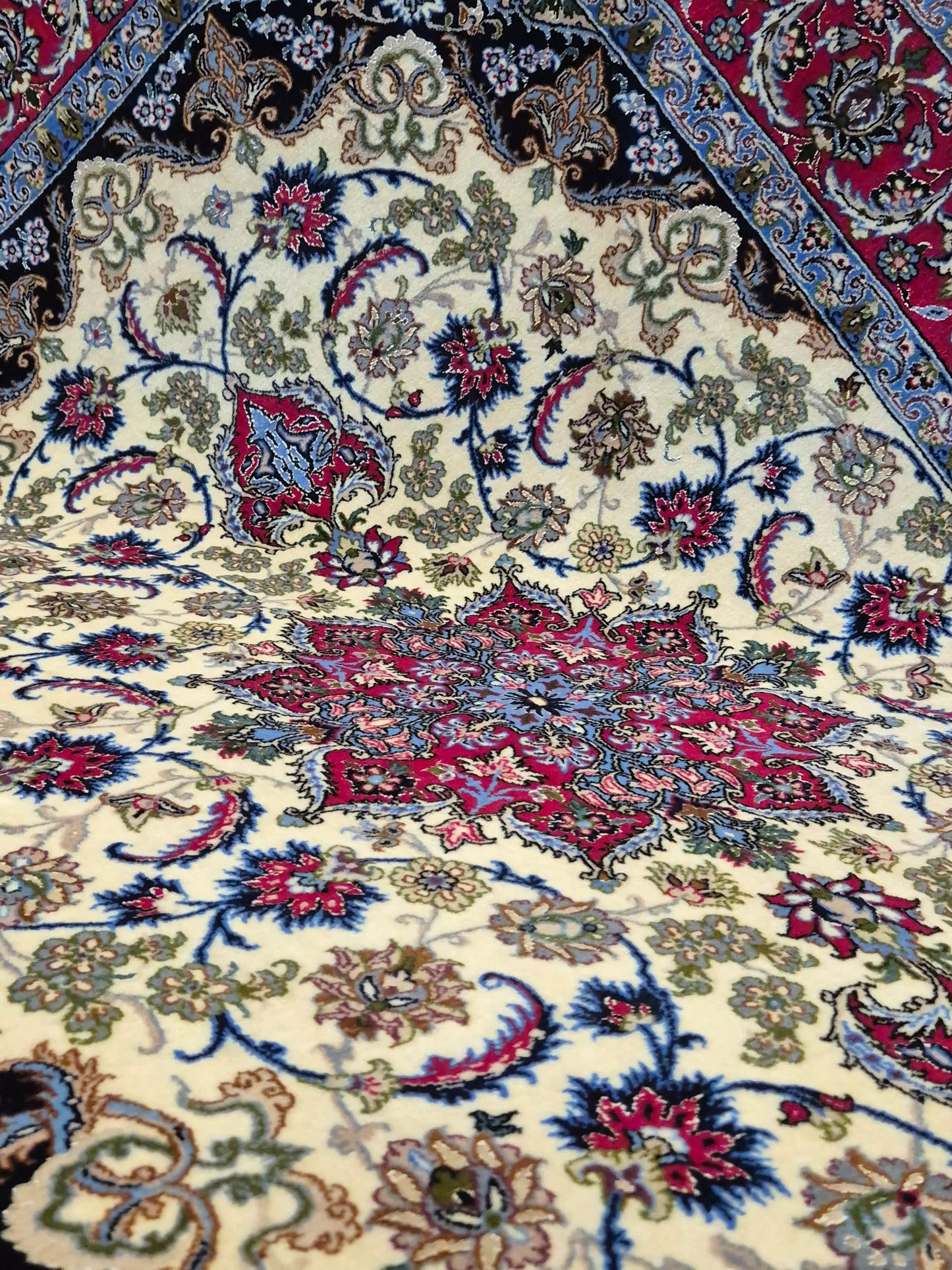 Isfahan Teppich Korkwolle Seide auf Seide Medaillon feine Knüpfung