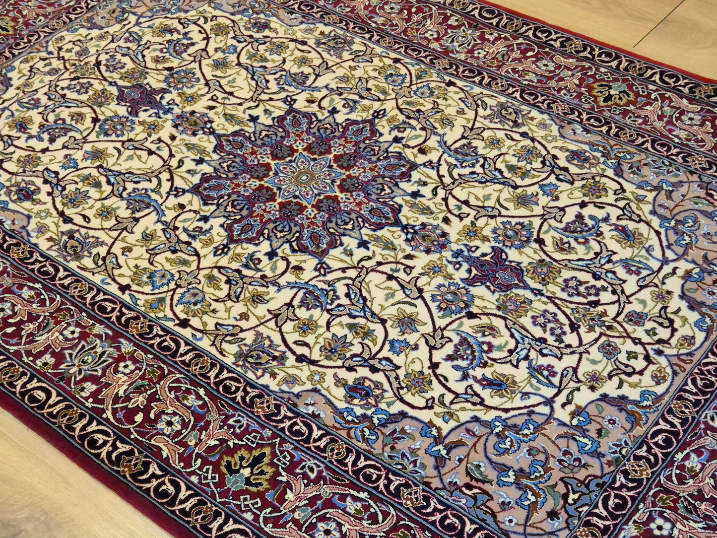 Isfahan Teppich Korkwolle mit Seide Medaillon feine Knüpfung