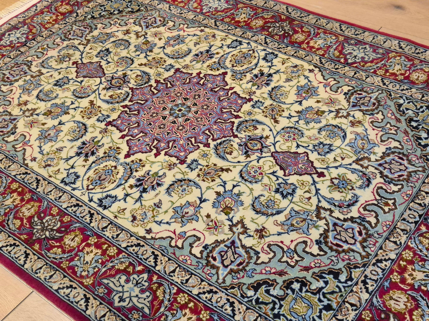 Isfahan Teppich Korkwolle mit Seide Medaillon fein signiert