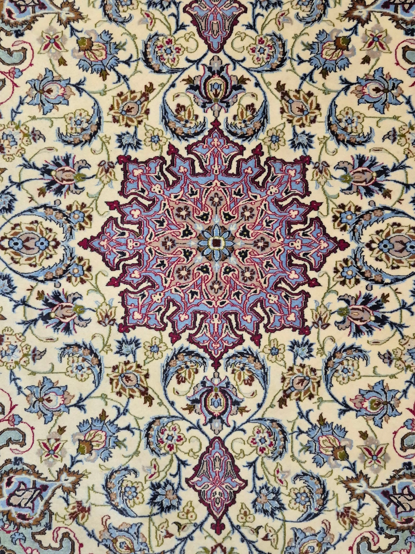 Isfahan Teppich Korkwolle mit Seide Medaillon fein signiert