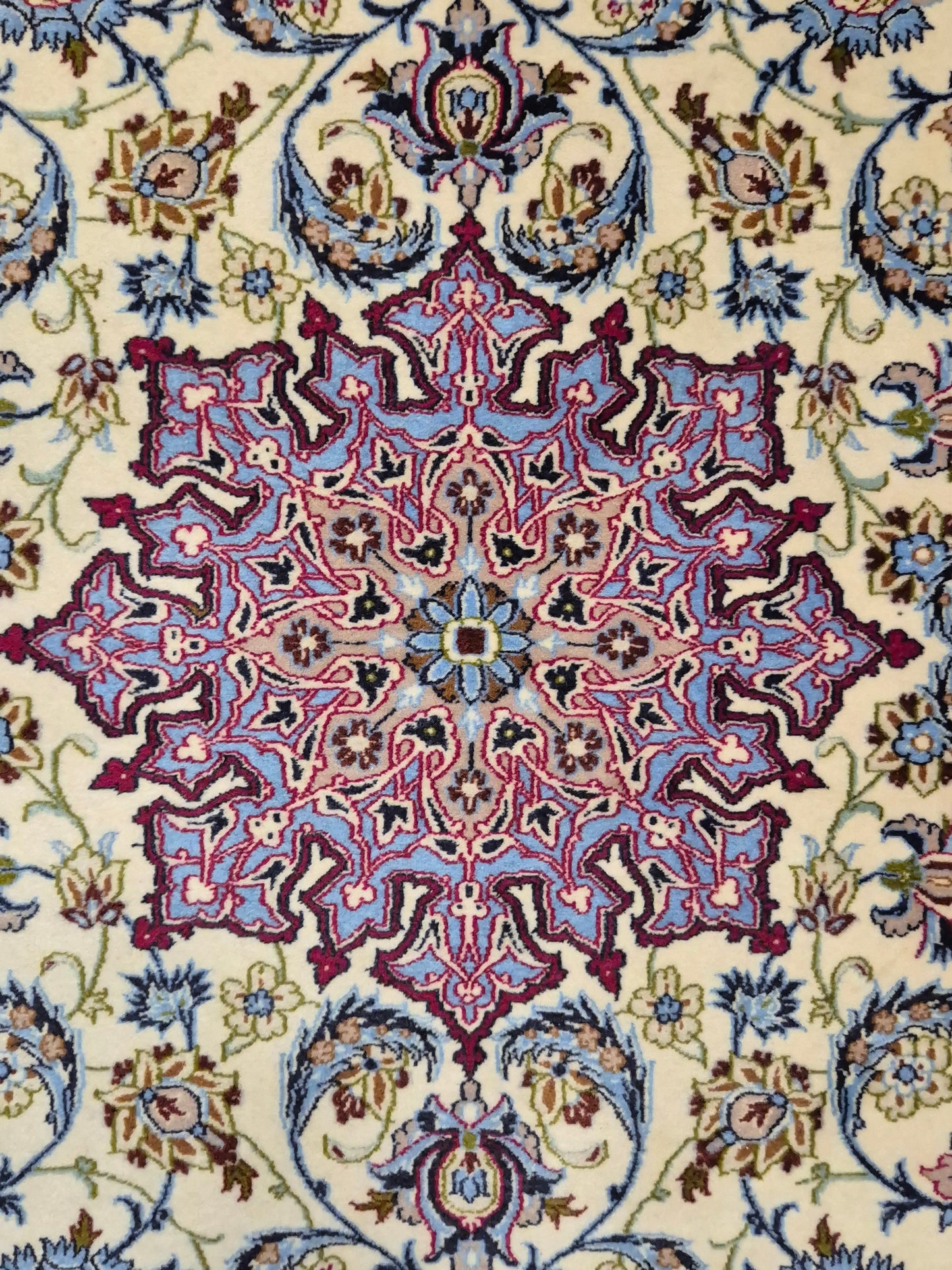 Isfahan Teppich Korkwolle mit Seide Medaillon fein signiert