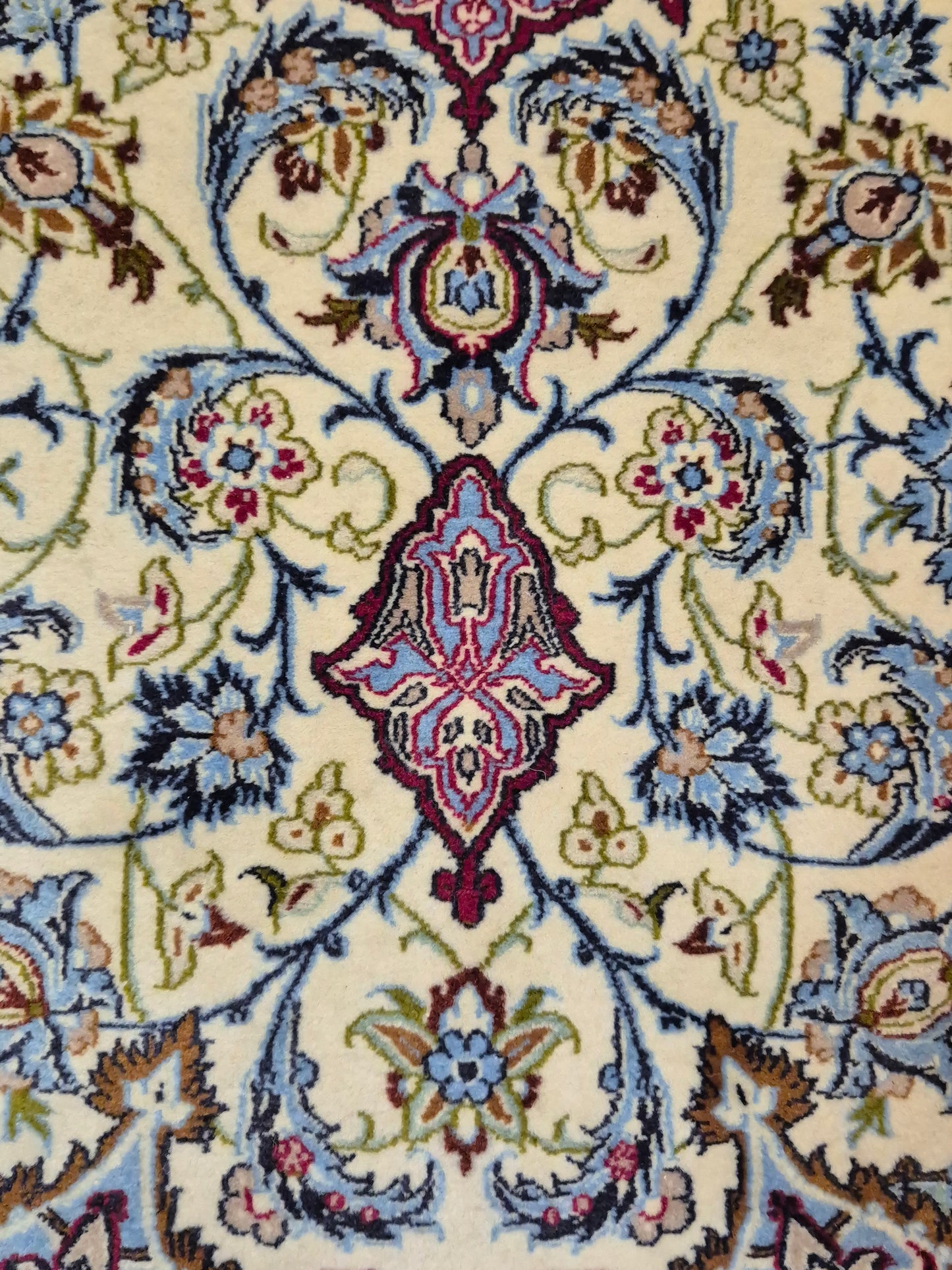 Isfahan Teppich Korkwolle mit Seide Medaillon fein signiert