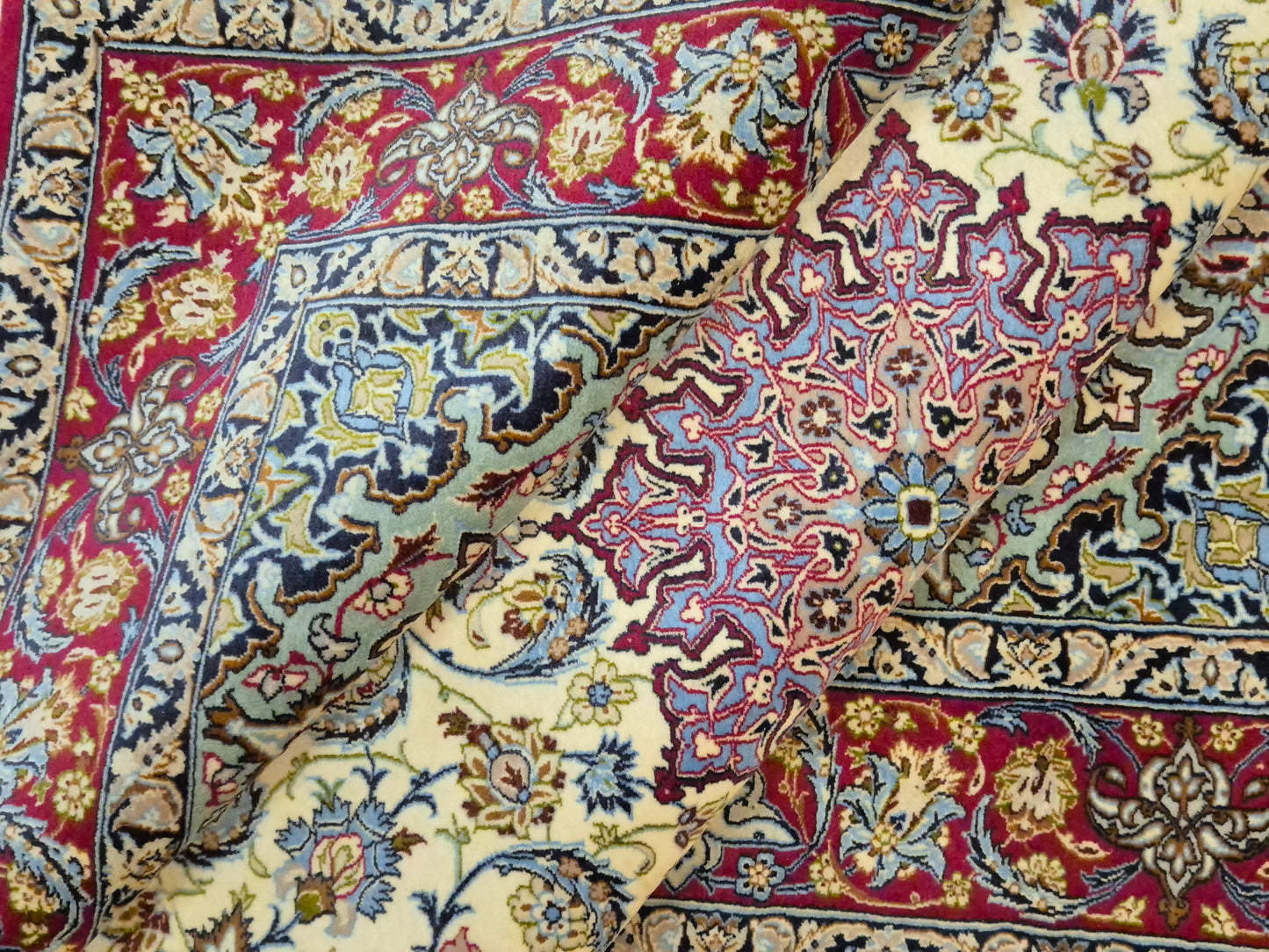 Isfahan Teppich Korkwolle mit Seide Medaillon fein signiert