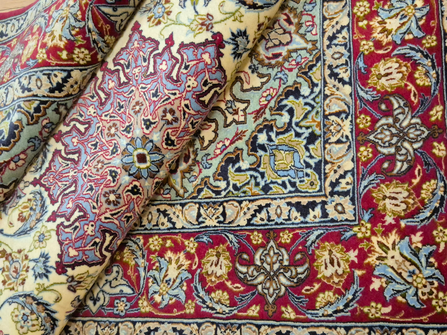 Isfahan Teppich Korkwolle mit Seide Medaillon fein signiert