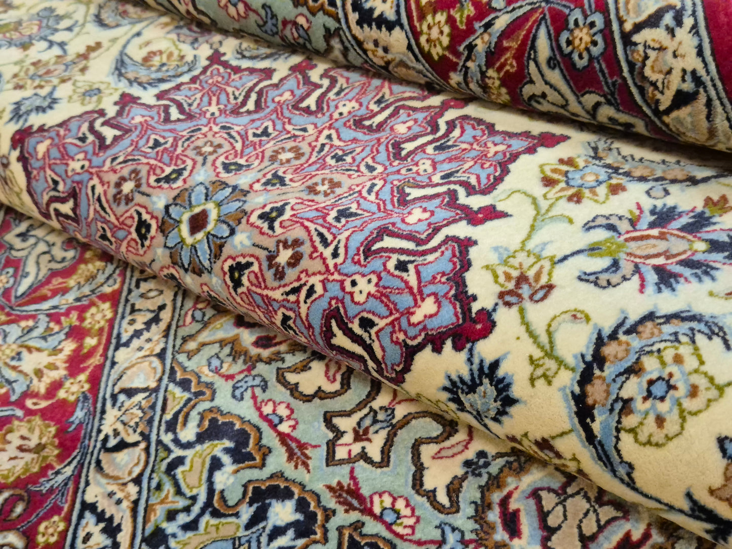 Isfahan Teppich Korkwolle mit Seide Medaillon fein signiert