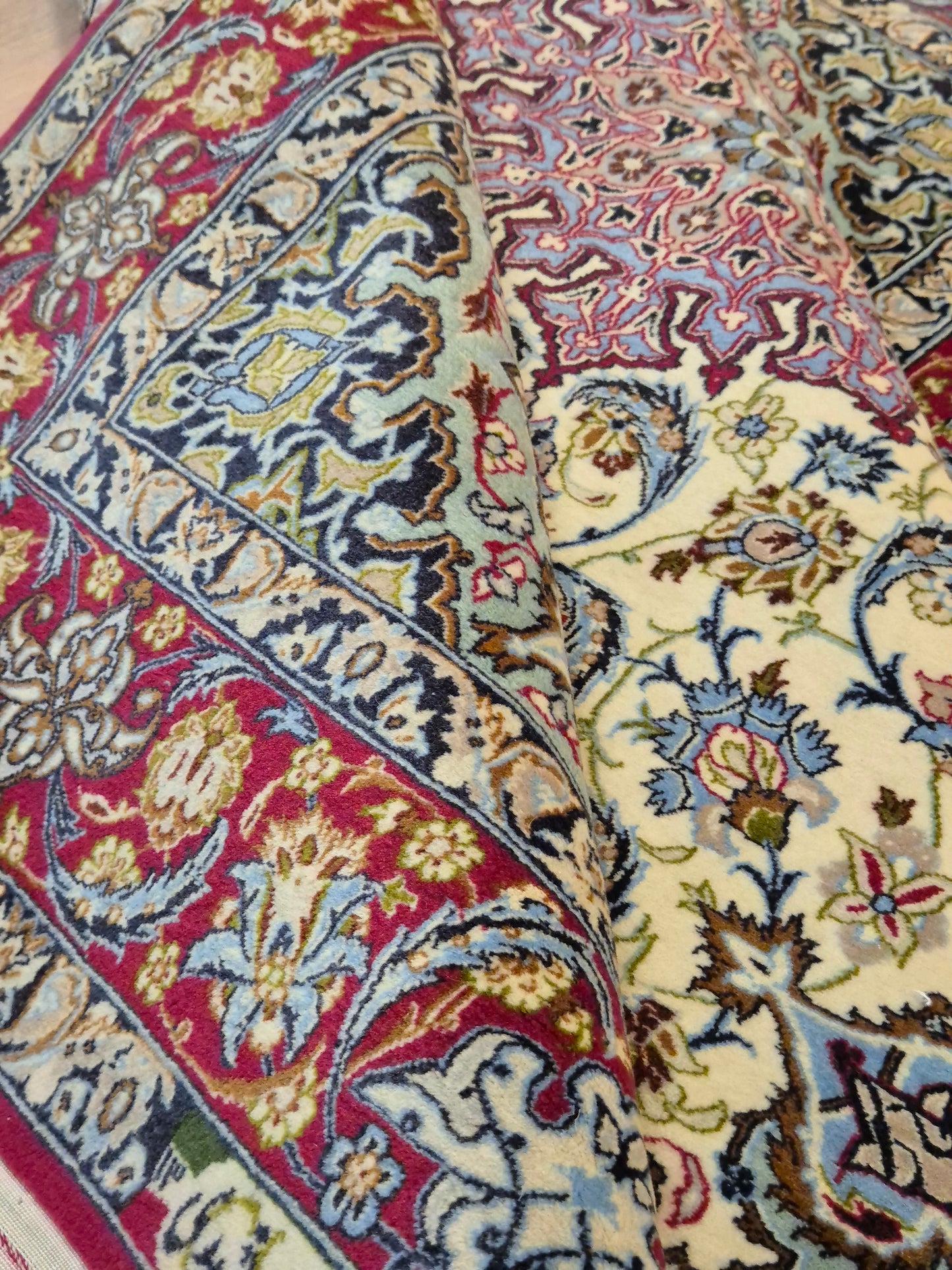 Isfahan Teppich Korkwolle mit Seide Medaillon fein signiert