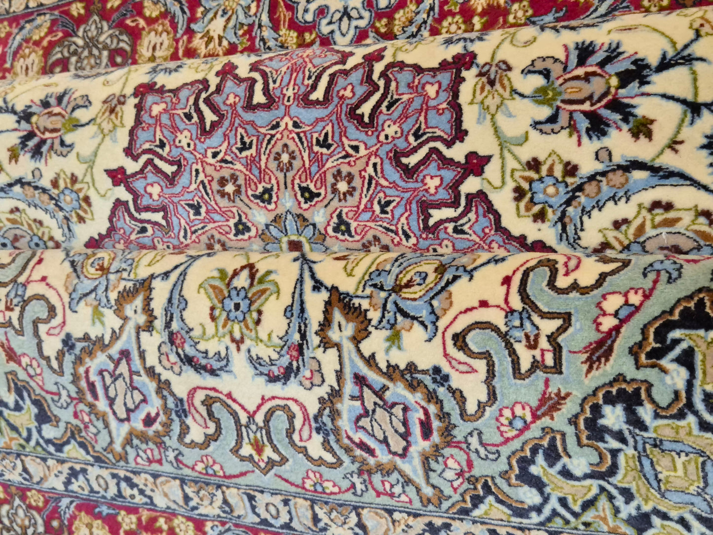 Isfahan Teppich Korkwolle mit Seide Medaillon fein signiert