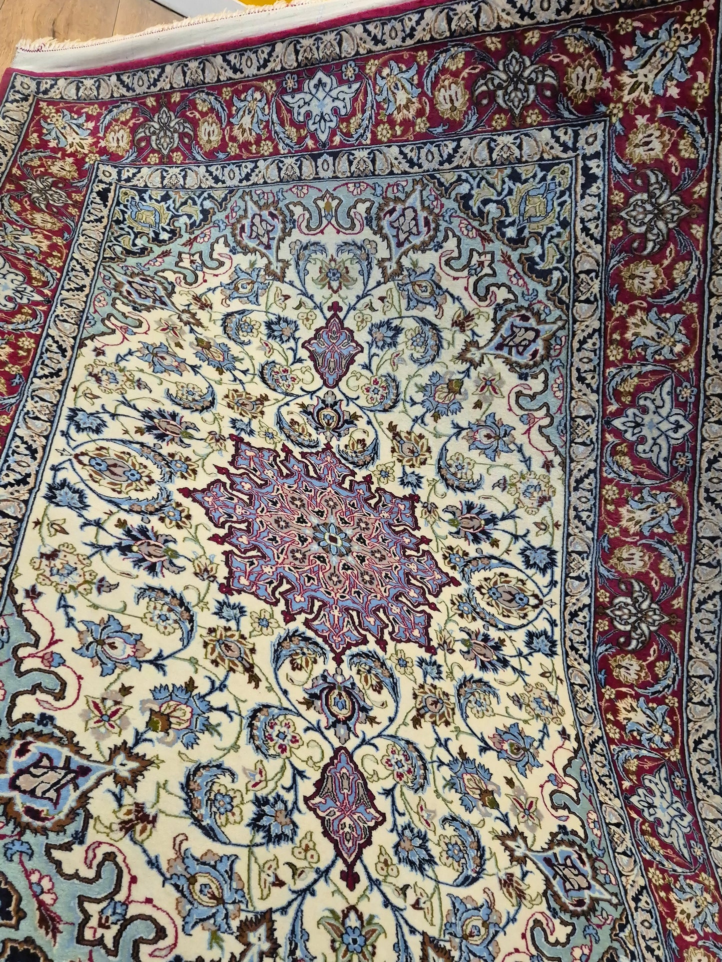 Isfahan Teppich Korkwolle mit Seide Medaillon fein signiert