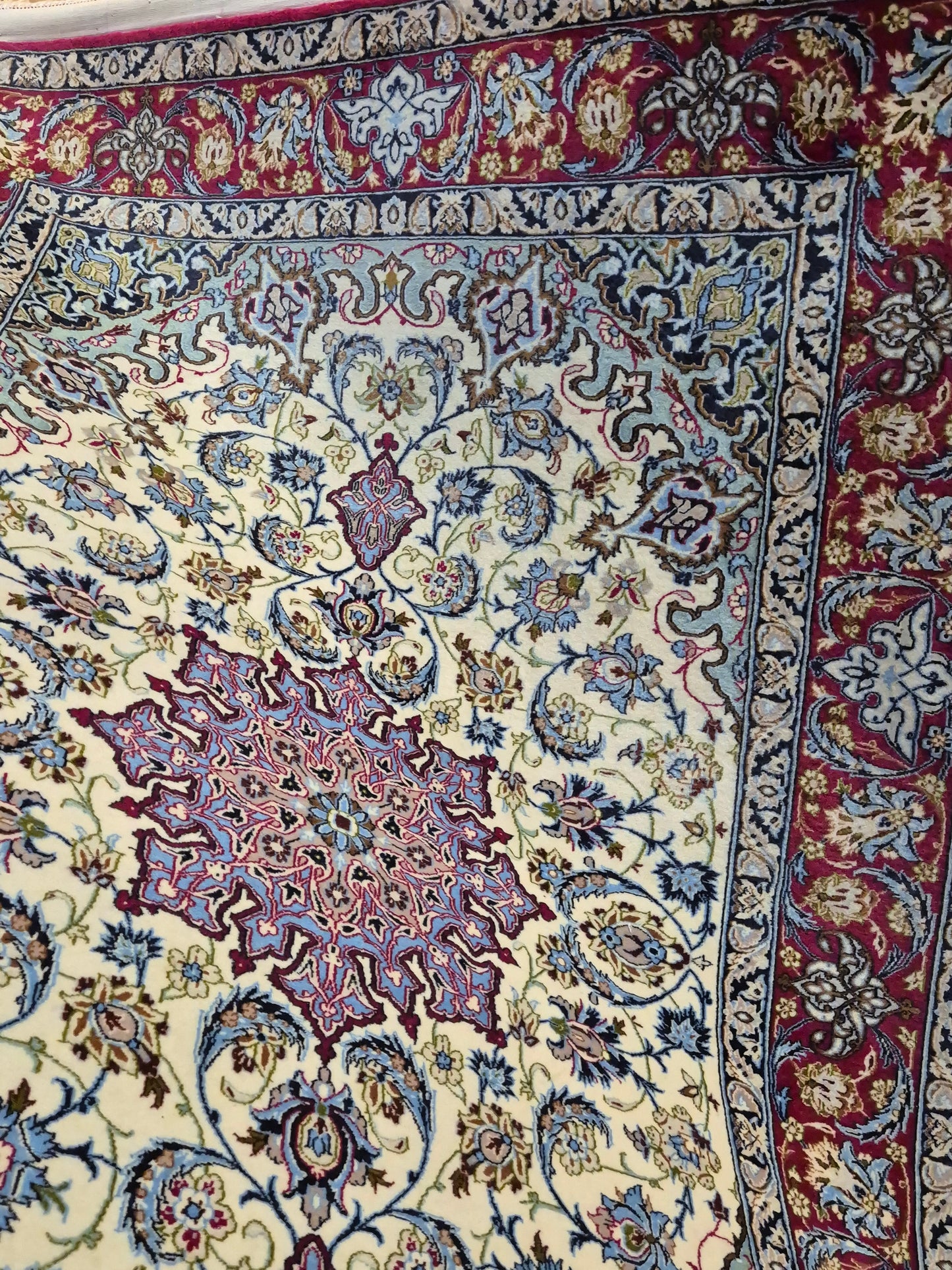 Isfahan Teppich Korkwolle mit Seide Medaillon fein signiert